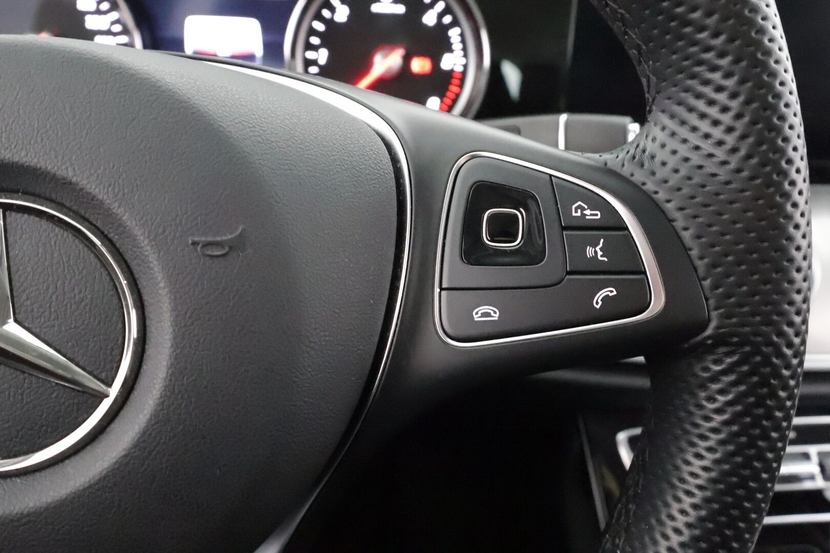 Mercedes-Benz E 2018 200 d T A Edition One Business * Suomi-auto / Vakkari / P.kamera / LED / Navi / Puolinahat / Sähkökontti * - Kahdet renkaat aluvanteilla / Merkkihuollettu / Lohkolämmitin