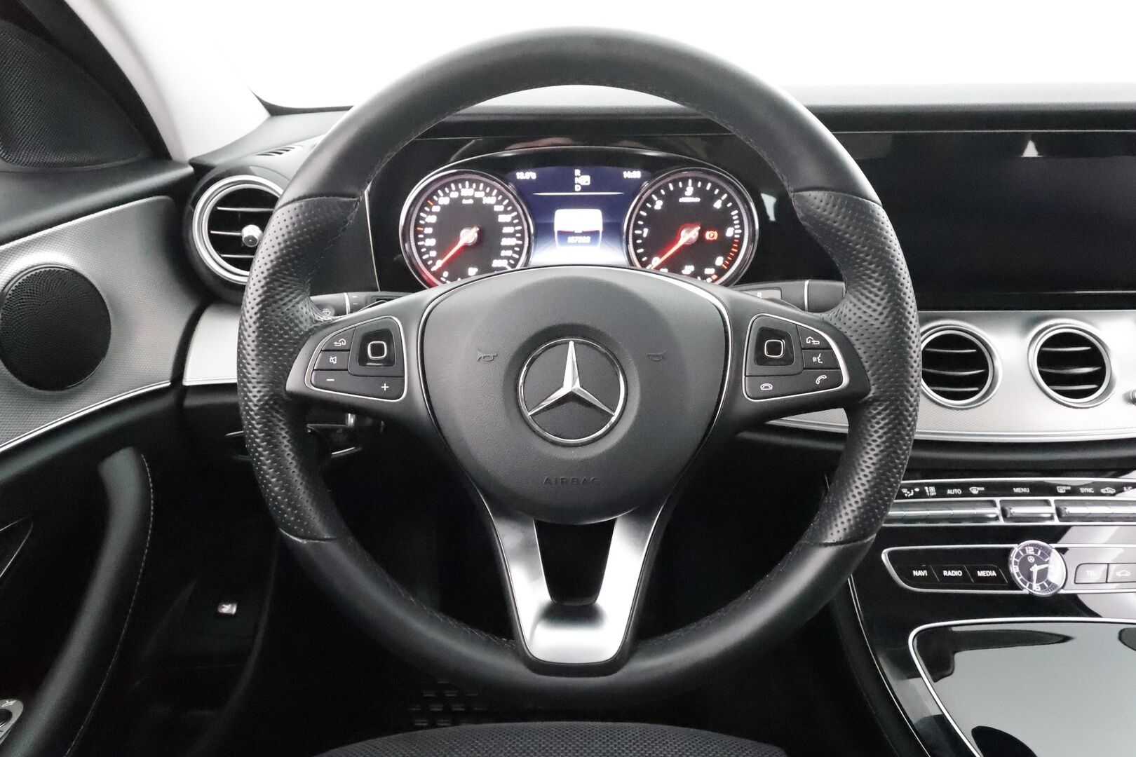 Mercedes-Benz E 2018 200 d T A Edition One Business * Suomi-auto / Vakkari / P.kamera / LED / Navi / Puolinahat / Sähkökontti * - Kahdet renkaat aluvanteilla / Merkkihuollettu / Lohkolämmitin