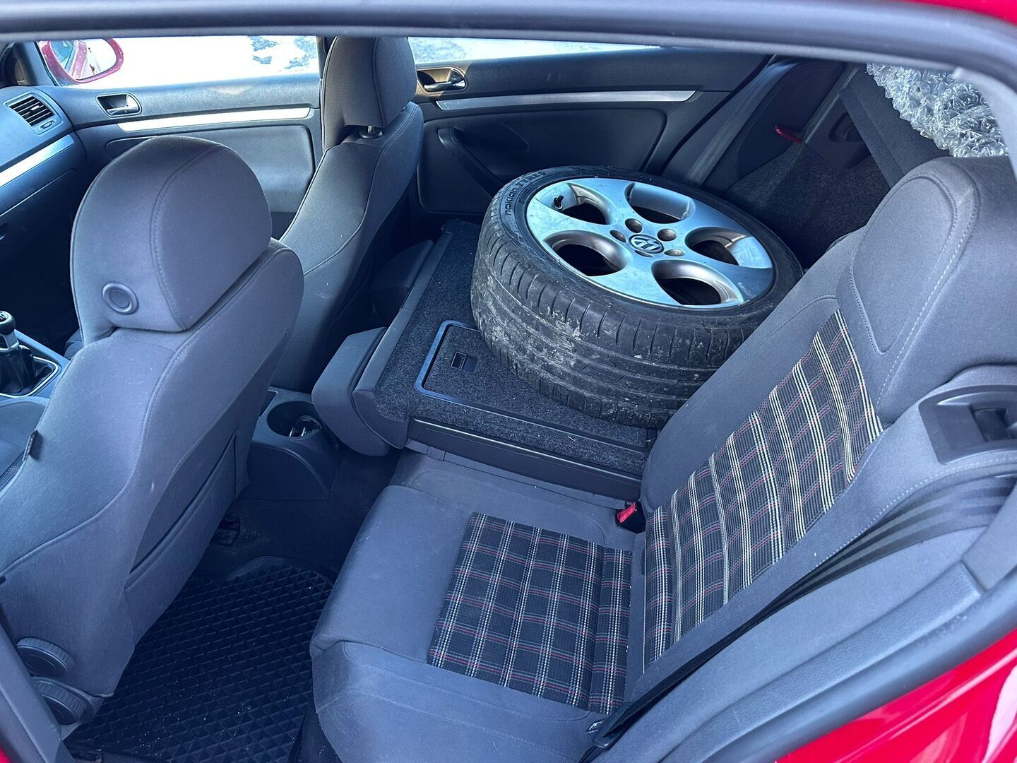 Volkswagen Golf 2005 GTI 2,0 turbo 147 kW FSI - YritysOutlet - myydään vain yrityksille!! - - Ripeäkulkuinen pikkulaittoa vaativa tehokas GTI! Uudet Hakkapeliitta 10 nastarenkaat, uudet jarrulevyt ja palat joka nurkassa sekä todella hyvät kesät