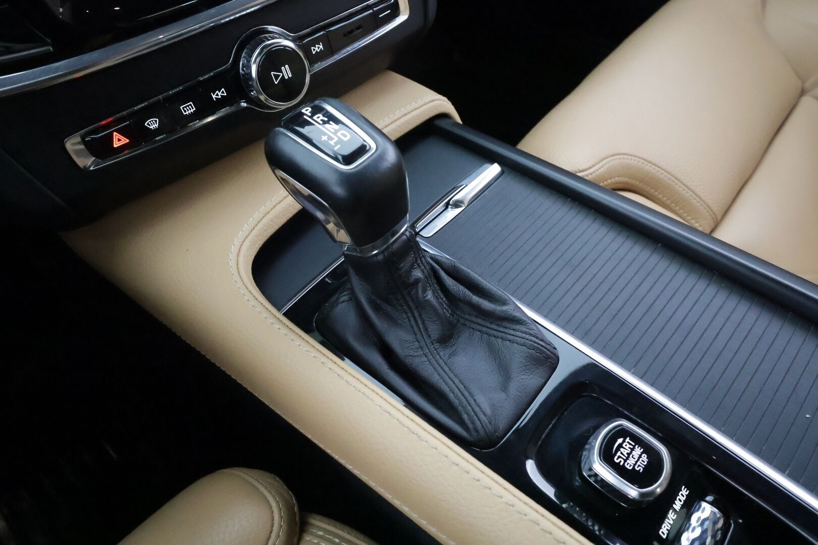 Volvo V90 Cross Country 2018 D4 AWD Business Plus aut * ACC / Webasto / Koukku / Ruskeat nahat / Navi / LED / Keyless / Ratinlämmitin * - EI AD-Blueta! / Suomi-auto / Kahdet renkaat aluvanteilla