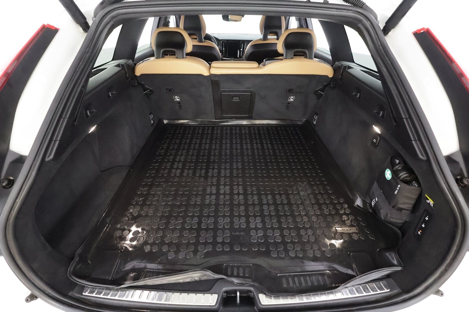 Volvo V90 Cross Country 2018 D4 AWD Business Plus aut * ACC / Webasto / Koukku / Ruskeat nahat / Navi / LED / Keyless / Ratinlämmitin * - EI AD-Blueta! / Suomi-auto / Kahdet renkaat aluvanteilla