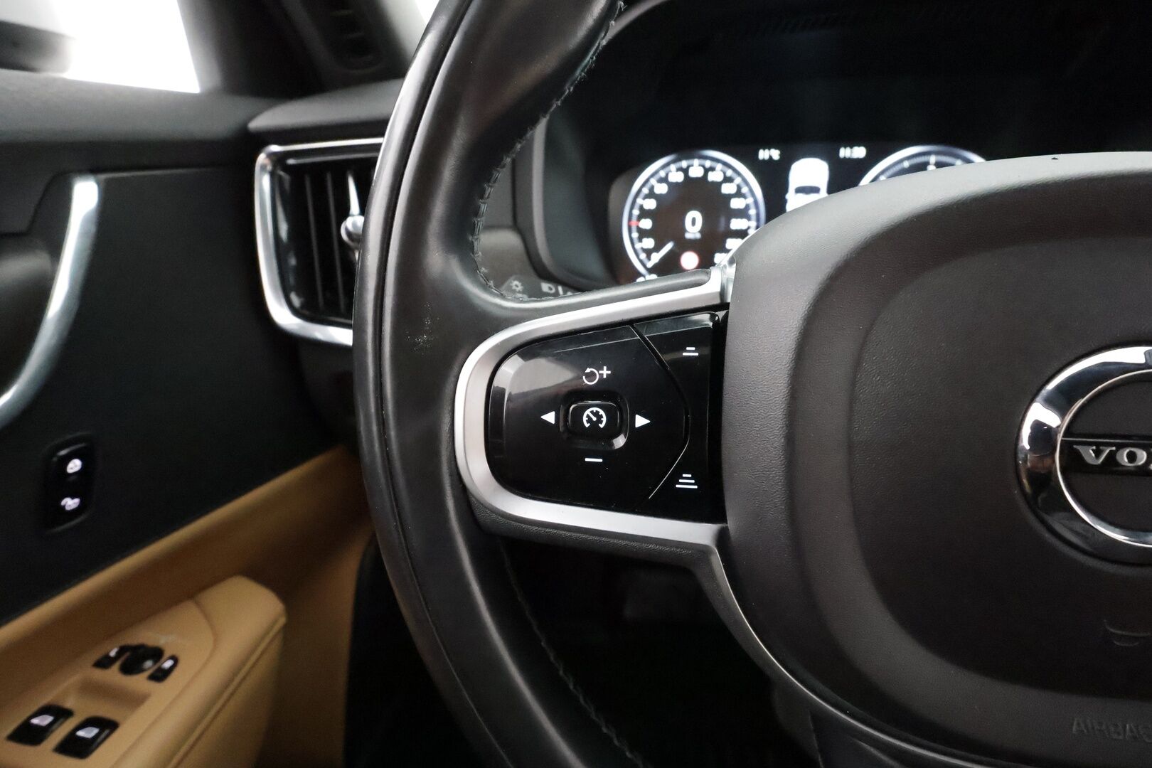 Volvo V90 Cross Country 2018 D4 AWD Business Plus aut * ACC / Webasto / Koukku / Ruskeat nahat / Navi / LED / Keyless / Ratinlämmitin * - EI AD-Blueta! / Suomi-auto / Kahdet renkaat aluvanteilla
