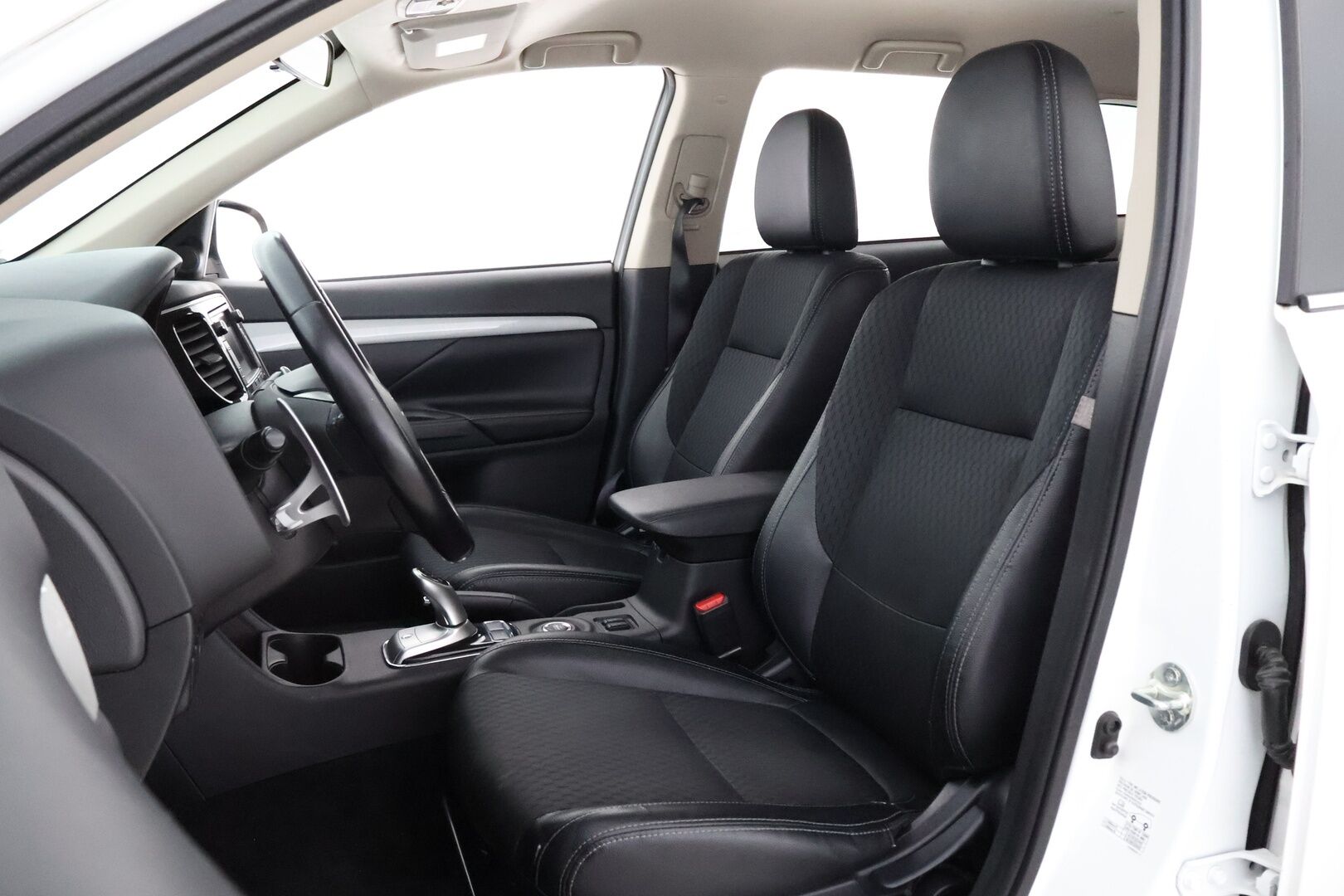 Mitsubishi Outlander 2014 MYYDÄÄN HUUTOKAUPAT.COM