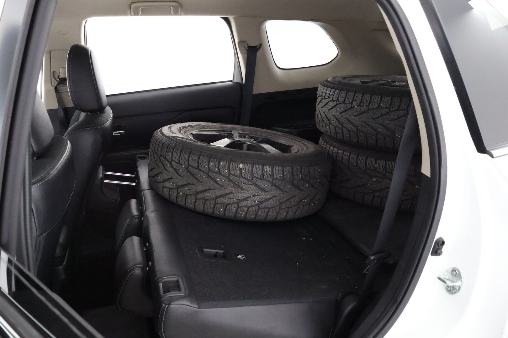 Mitsubishi Outlander 2014 MYYDÄÄN HUUTOKAUPAT.COM