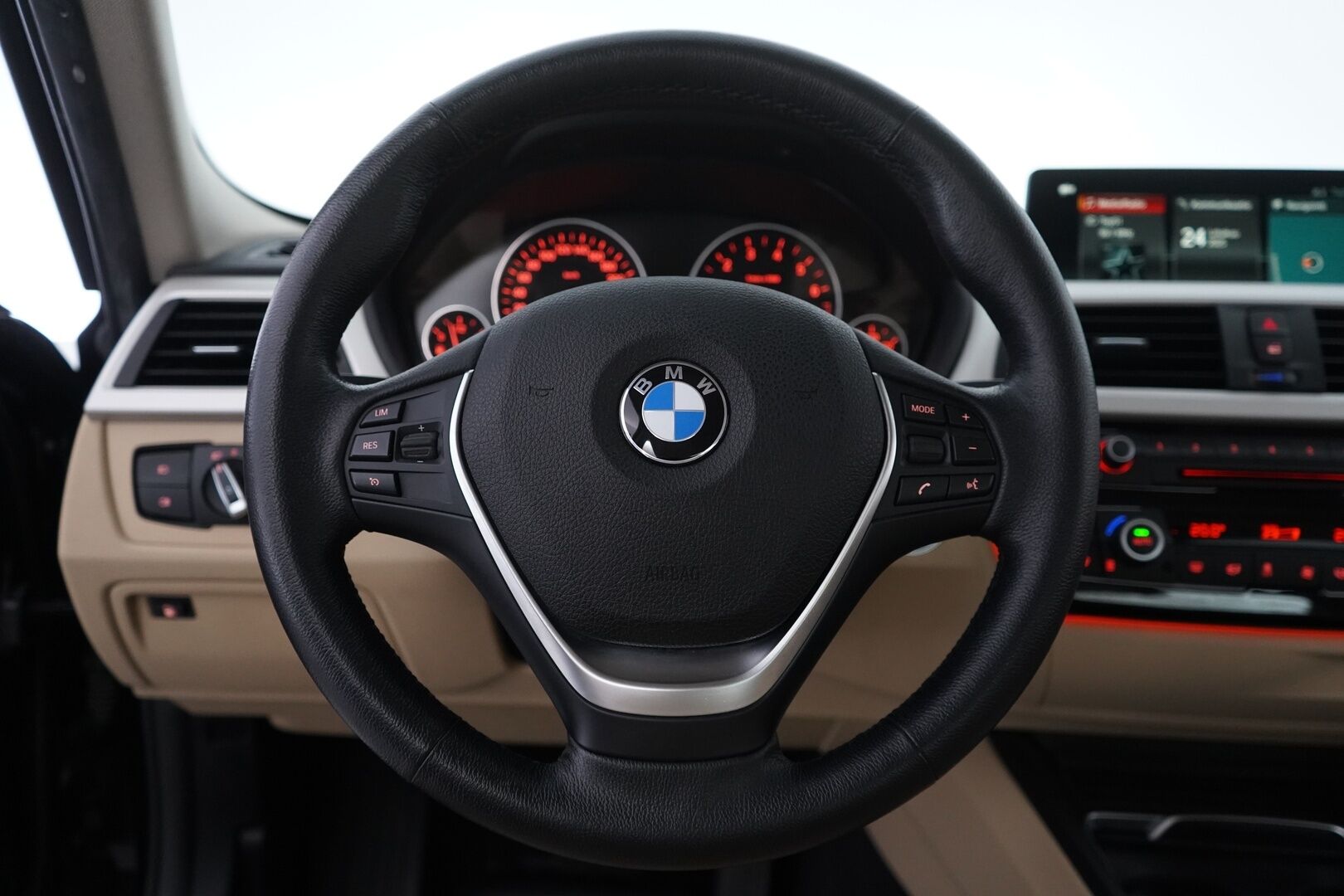 BMW 330 2018 F30 Sedan 330e A Business Exclusive *Lämmitettävä ohjauspyörä / Nahat / Sporttipenkit / Tutkat / Proffa navi* - Suomi-Auto / Viimeisin huolto 97tkm / 10.25 / Merkkihuollettu säännöllisesti / Kahdet renkaat aluvantein