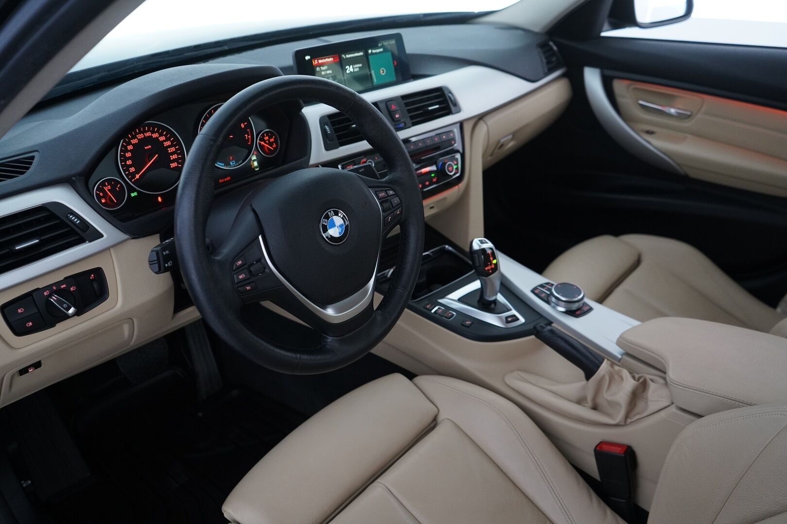 BMW 330 2018 F30 Sedan 330e A Business Exclusive *Lämmitettävä ohjauspyörä / Nahat / Sporttipenkit / Tutkat / Proffa navi* - Suomi-Auto / Viimeisin huolto 97tkm / 10.25 / Merkkihuollettu säännöllisesti / Kahdet renkaat aluvantein
