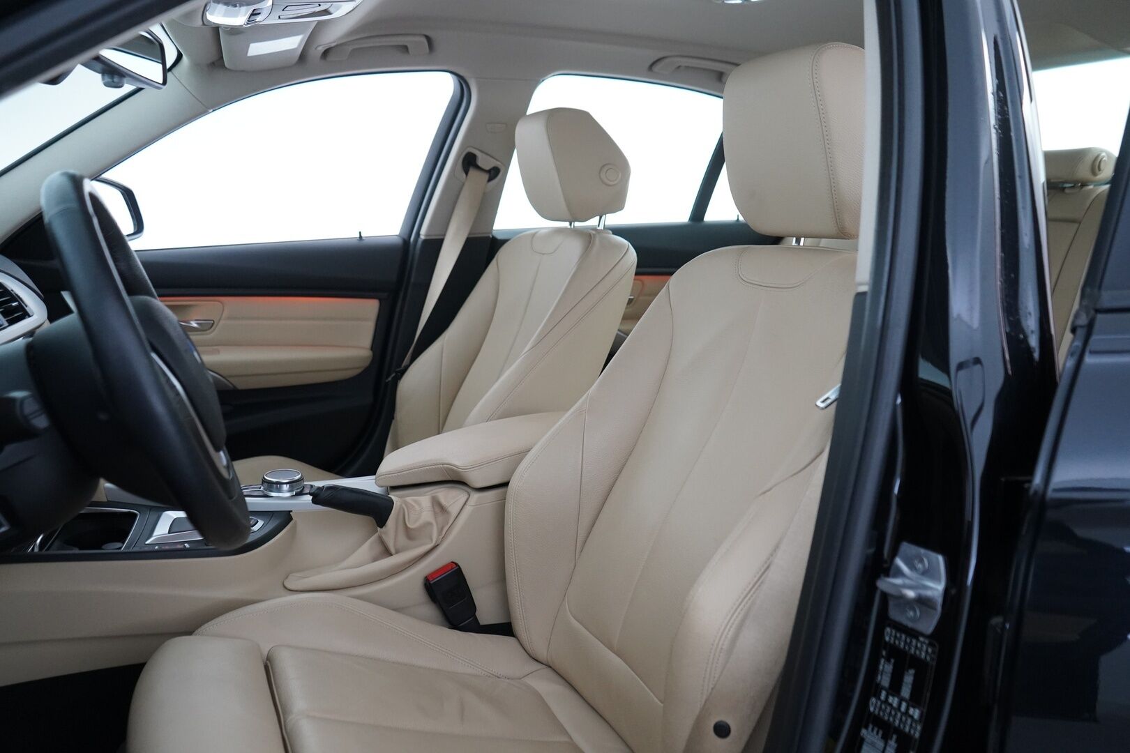 BMW 330 2018 F30 Sedan 330e A Business Exclusive *Lämmitettävä ohjauspyörä / Nahat / Sporttipenkit / Tutkat / Proffa navi* - Suomi-Auto / Viimeisin huolto 97tkm / 10.25 / Merkkihuollettu säännöllisesti / Kahdet renkaat aluvantein