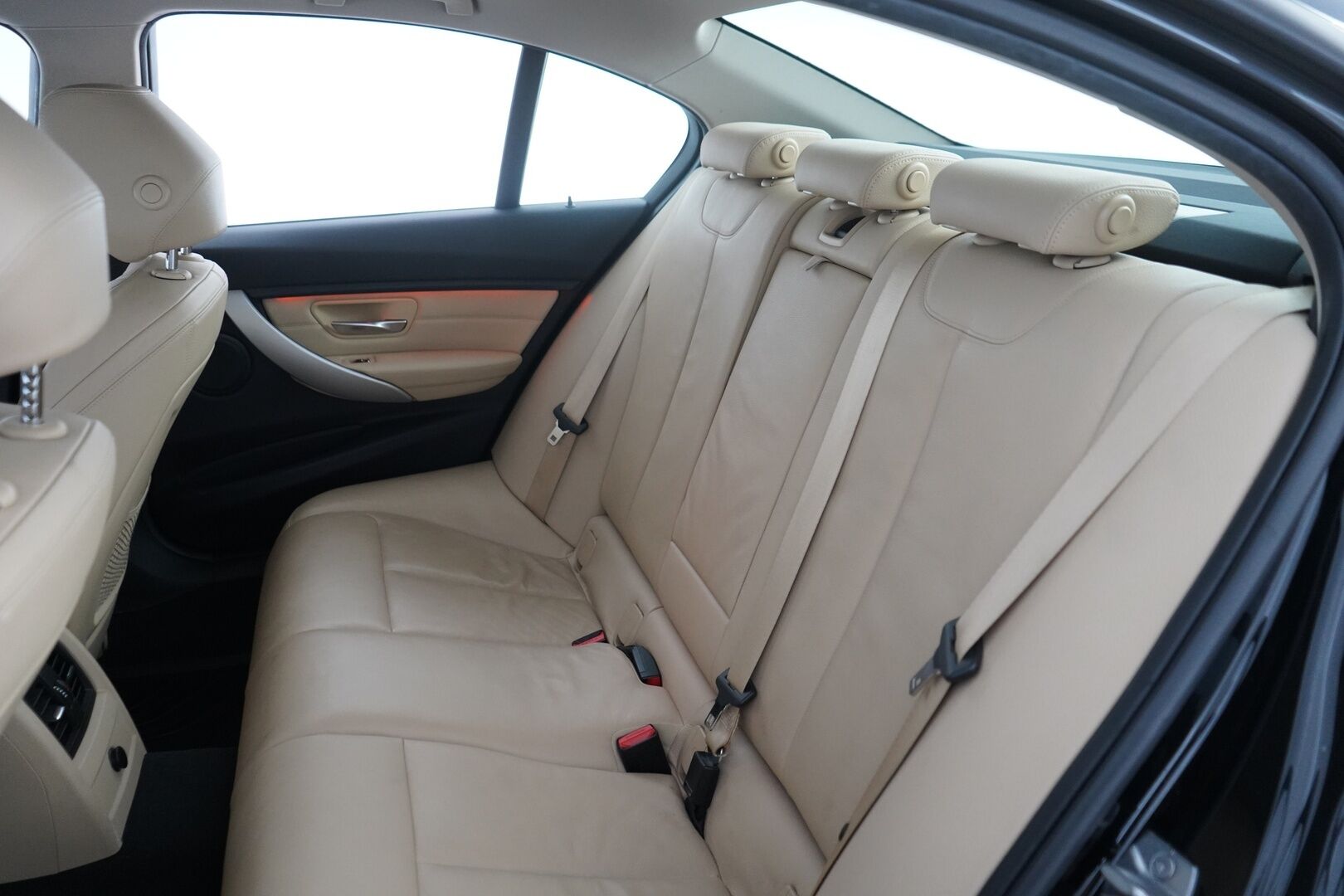 BMW 330 2018 F30 Sedan 330e A Business Exclusive *Lämmitettävä ohjauspyörä / Nahat / Sporttipenkit / Tutkat / Proffa navi* - Suomi-Auto / Viimeisin huolto 97tkm / 10.25 / Merkkihuollettu säännöllisesti / Kahdet renkaat aluvantein