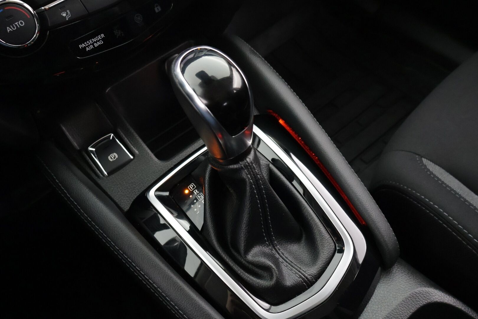 Nissan Qashqai 2018 DIG-T 115 Acenta 2WD Xtronic Connect PFEB *Vakkari / P-kamera / Koukku / Lohko+sisäpuhallin / Kaistavahti* - 1-om. Suomi-auto / Merkkihuollettu / 2x aluvanteet / Uudet Laatunastat!