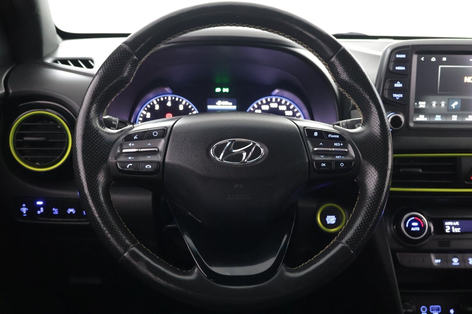 Hyundai KONA 2018 1,0 T-GDI 6MT Style Launch Edition//Ilmastoidutpenkit//Kaistavahti//ratinlämmitin//HUD// - | Suomi-auto | Tutkat | P.kamera | Kaistavahti | Blis |