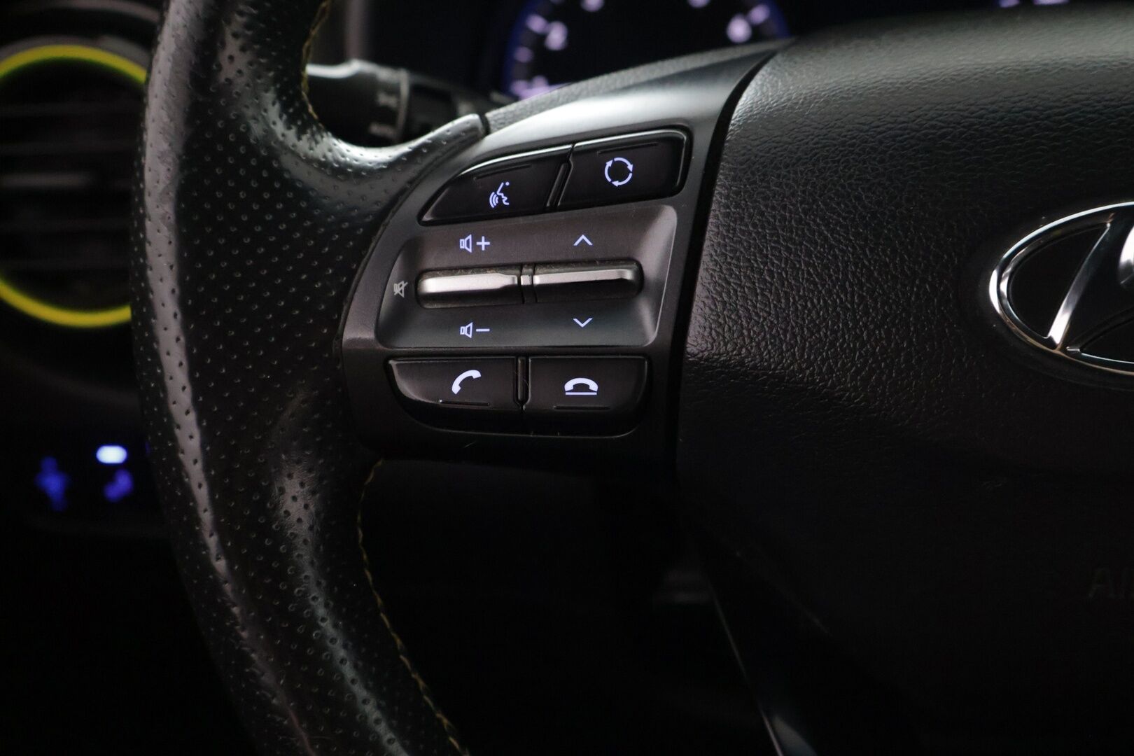 Hyundai KONA 2018 1,0 T-GDI 6MT Style Launch Edition//Ilmastoidutpenkit//Kaistavahti//ratinlämmitin//HUD// - | Suomi-auto | Tutkat | P.kamera | Kaistavahti | Blis |