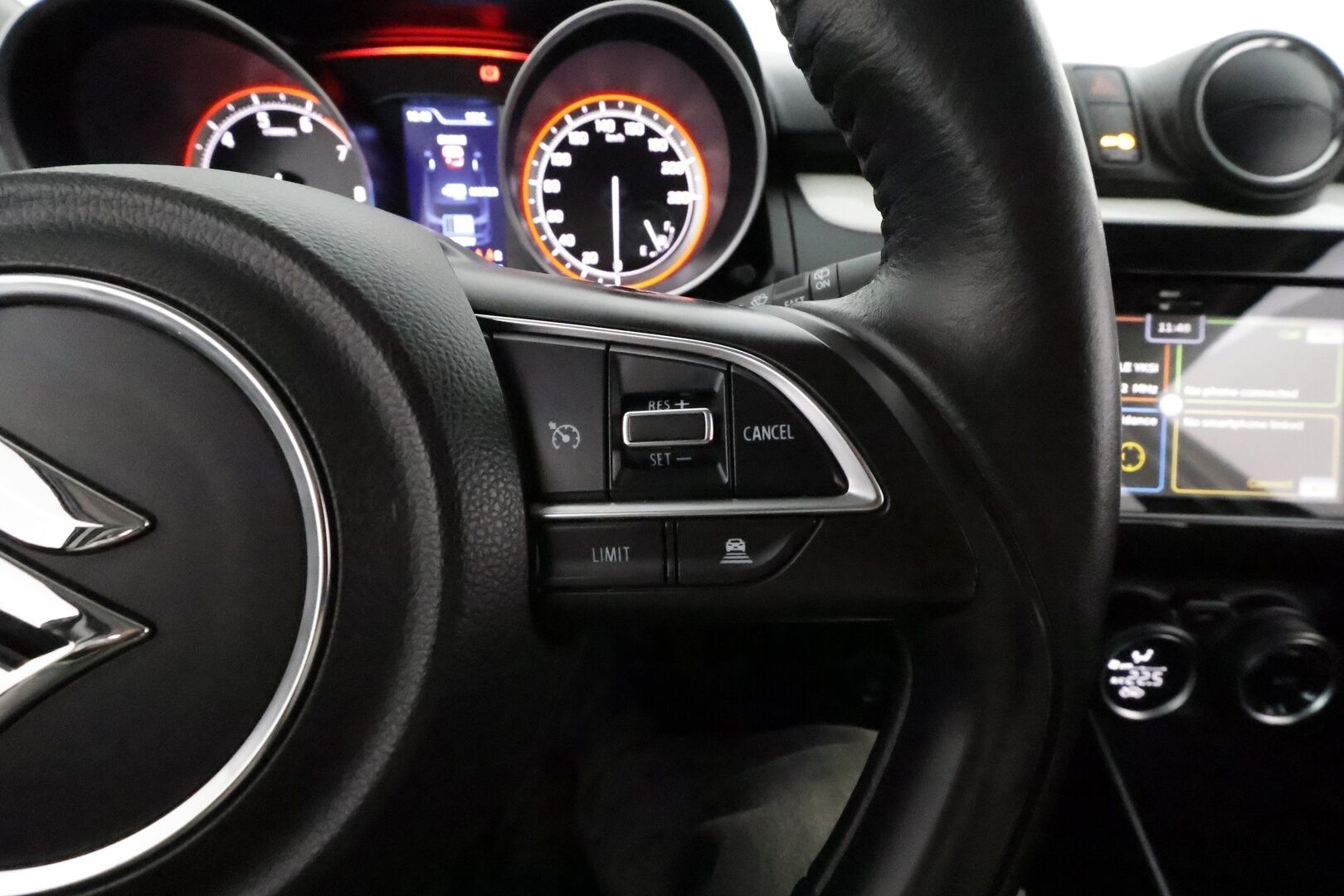 Suzuki Swift 2018 1,2 DUALJET 4WD GLX 5MT HYBRID **Adapt.vakkari / P.kamera / Koukku / Navi / Auto ilmastointi / LED** - Suomi-auto / Merkkihuollettu / Kahdet renkaat aluvanteilla / KeylessGo