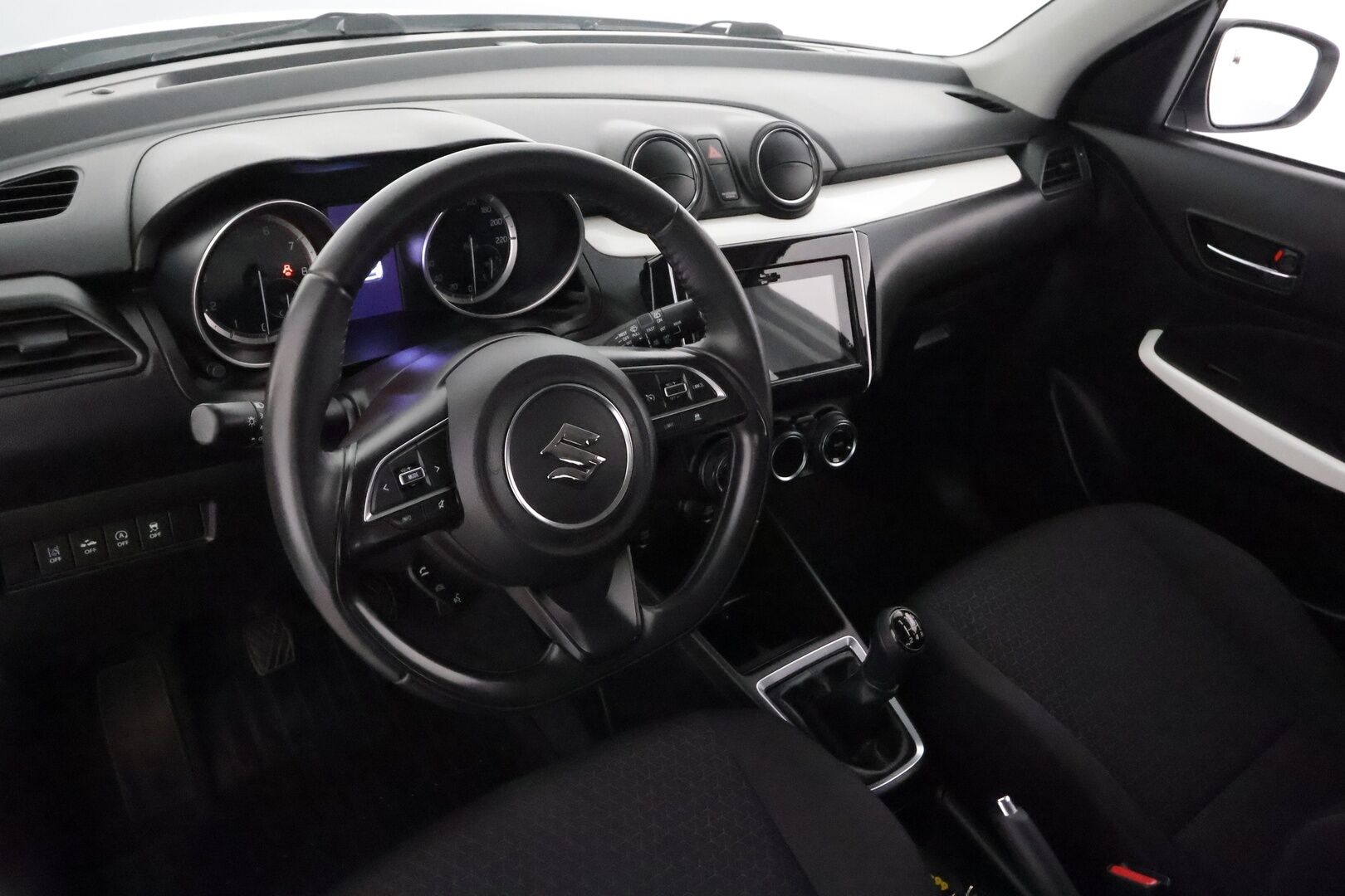 Suzuki Swift 2018 1,2 DUALJET 4WD GLX 5MT HYBRID **Adapt.vakkari / P.kamera / Koukku / Navi / Auto ilmastointi / LED** - Suomi-auto / Merkkihuollettu / Kahdet renkaat aluvanteilla / KeylessGo