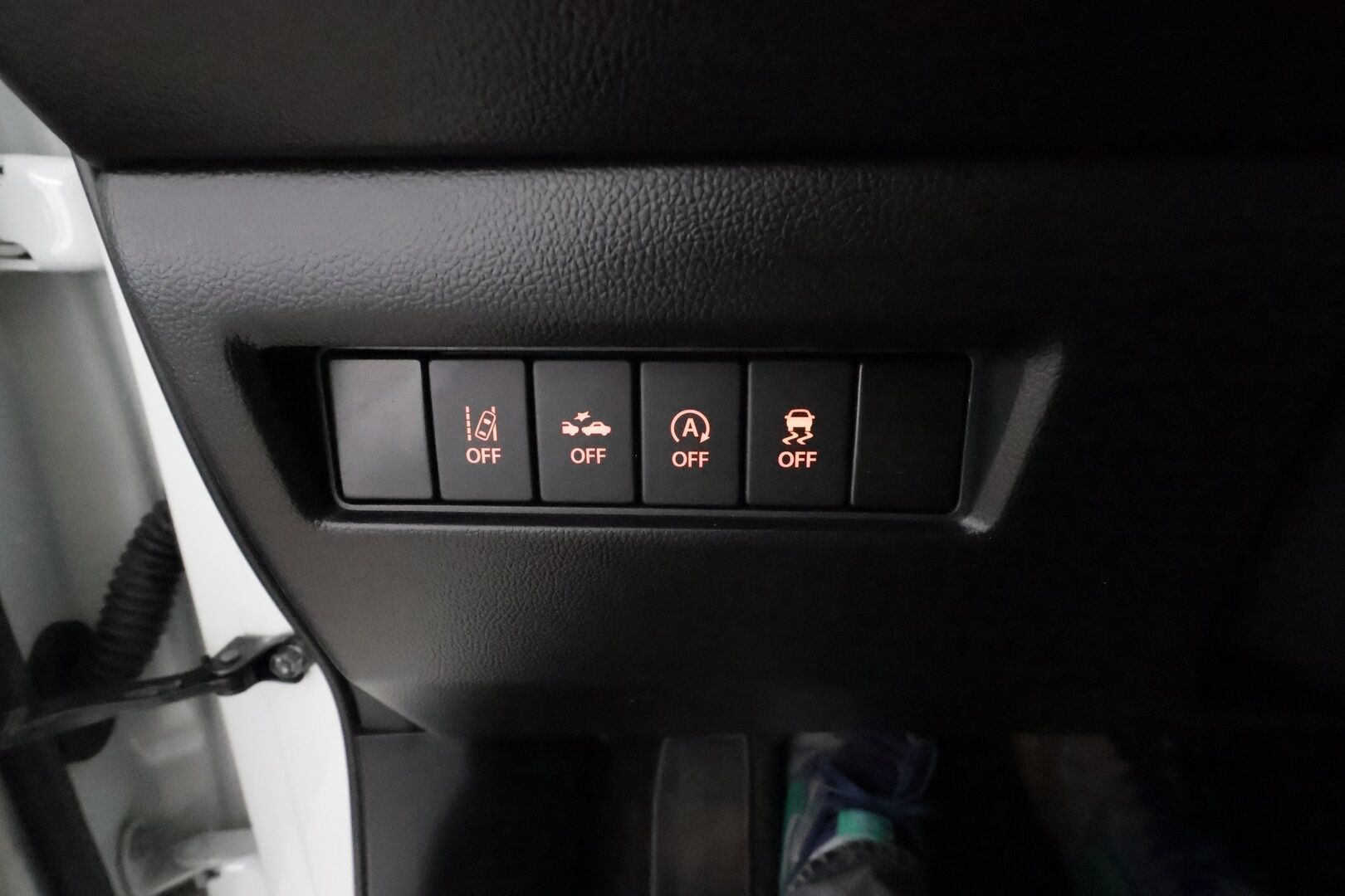 Suzuki Swift 2018 1,2 DUALJET 4WD GLX 5MT HYBRID **Adapt.vakkari / P.kamera / Koukku / Navi / Auto ilmastointi / LED** - Suomi-auto / Merkkihuollettu / Kahdet renkaat aluvanteilla / KeylessGo