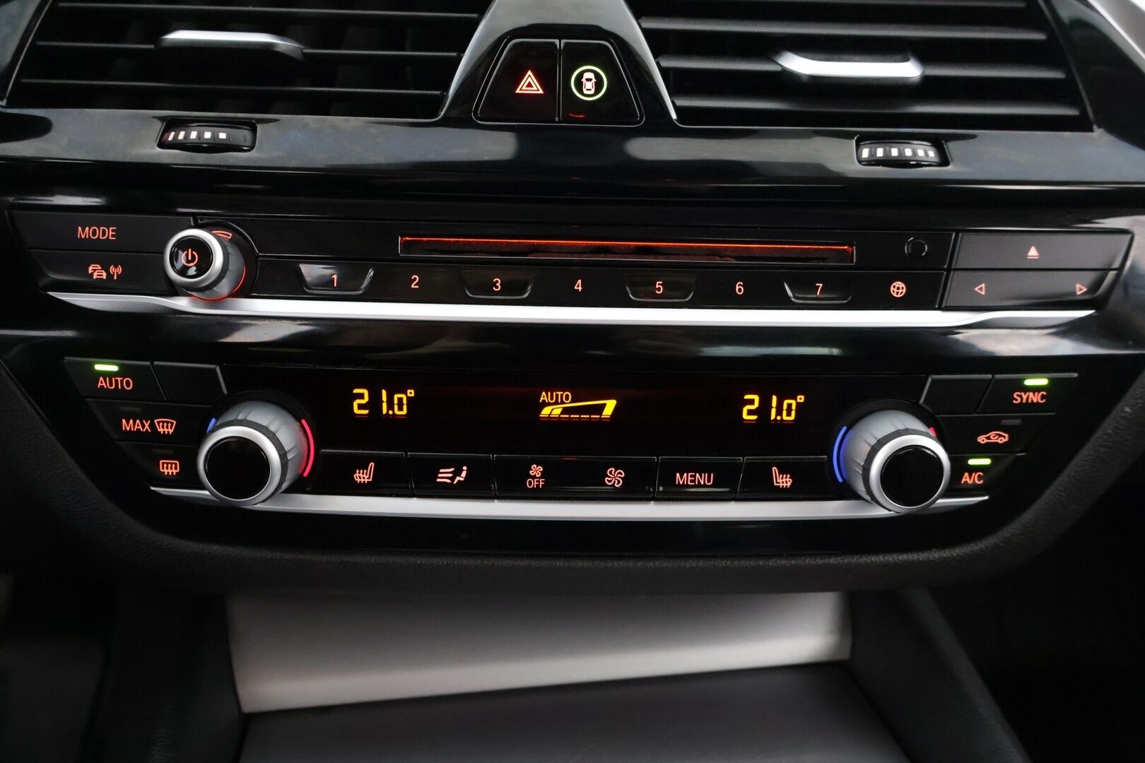 BMW 520 2018 G30 Sedan 520d A xDrive Winter Exclusive *Nahkasisusta / Tutkat / Webasto* - Suomi auto / 2 renkaat / Webasto / Neliveto / Winter Exclusive * - HULLUT JOULUT KORKOTARJOUS 2,49% 