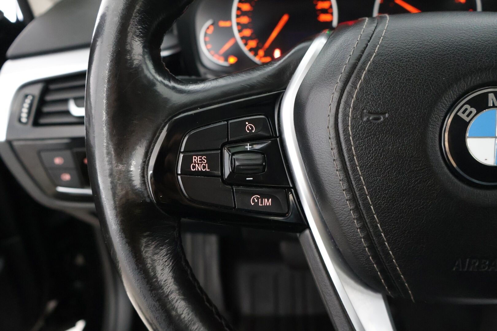 BMW 520 2018 G30 Sedan 520d A xDrive Winter Exclusive *Nahkasisusta / Tutkat / Webasto* - Suomi auto / 2 renkaat / Webasto / Neliveto / Winter Exclusive * - HULLUT JOULUT KORKOTARJOUS 2,49% 