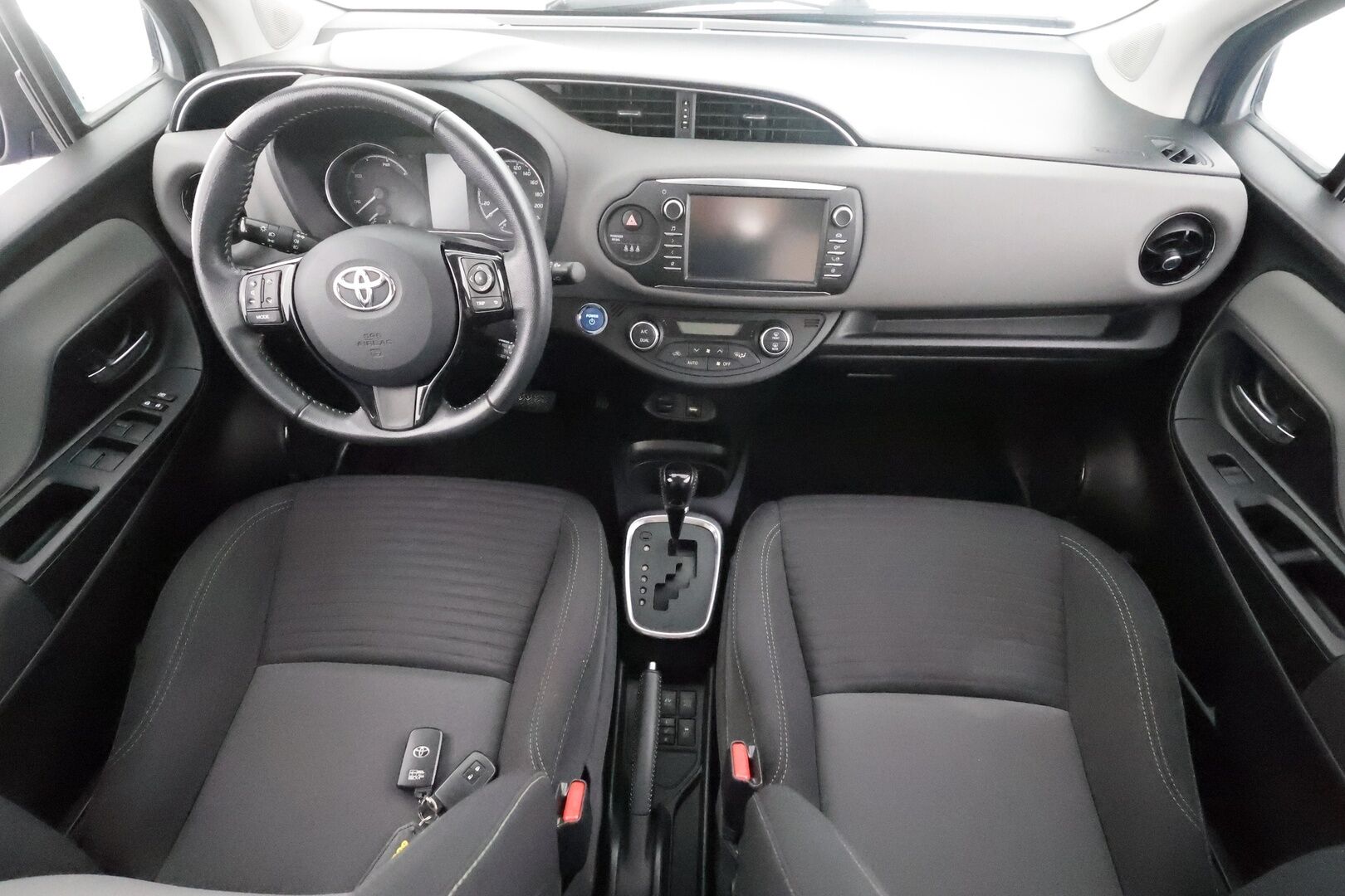 Toyota Yaris 2018 1,5 Hybrid Active 5ov - | Vakkari | P.kamera | Lohkolämmitin | Navi | Bluetooth | Kaistavahti | PCS | RSA | Aut. ilmastointi | Merkkihuollettu | 2x renkaat aluin | 