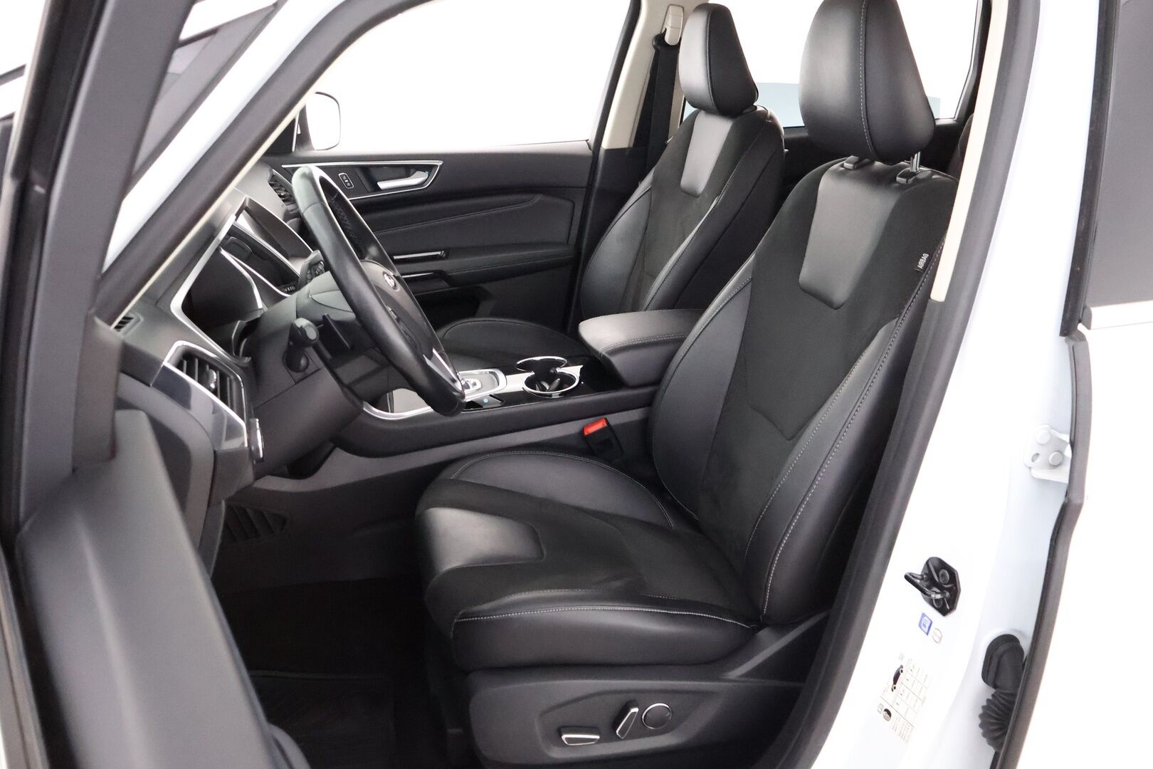 Ford S-Max 2019 2,0 TDCi EcoBlue 150hv A8 Titanium 5-ovinen 7-Paikkainen - Suomiauto / Webasto / Adapt.Vakkari / Peruutuskamera / Vetokoukku / Muistipenkki / Nahka-Alcantara / KeylessGo / Huippuvarusteet!