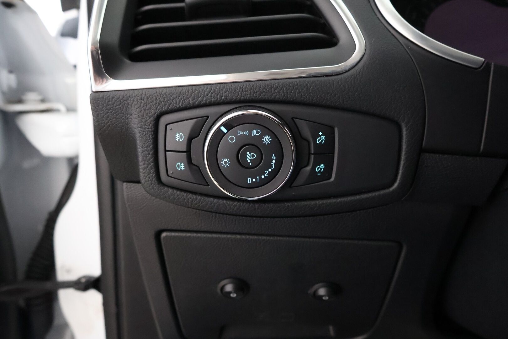 Ford S-Max 2019 2,0 TDCi EcoBlue 150hv A8 Titanium 5-ovinen 7-Paikkainen - Suomiauto / Webasto / Adapt.Vakkari / Peruutuskamera / Vetokoukku / Muistipenkki / Nahka-Alcantara / KeylessGo / Huippuvarusteet!