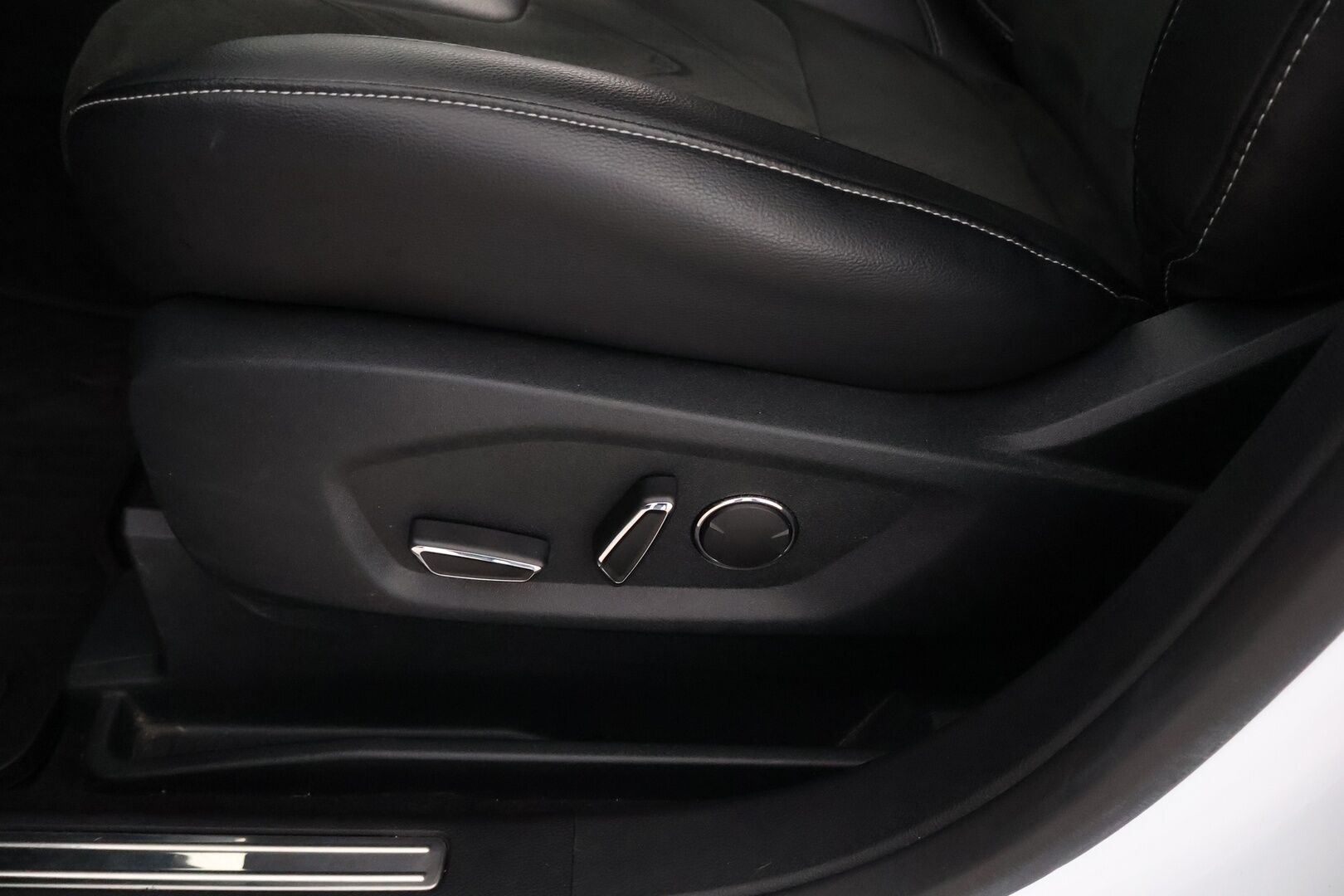 Ford S-Max 2019 2,0 TDCi EcoBlue 150hv A8 Titanium 5-ovinen 7-Paikkainen - Suomiauto / Webasto / Adapt.Vakkari / Peruutuskamera / Vetokoukku / Muistipenkki / Nahka-Alcantara / KeylessGo / Huippuvarusteet!