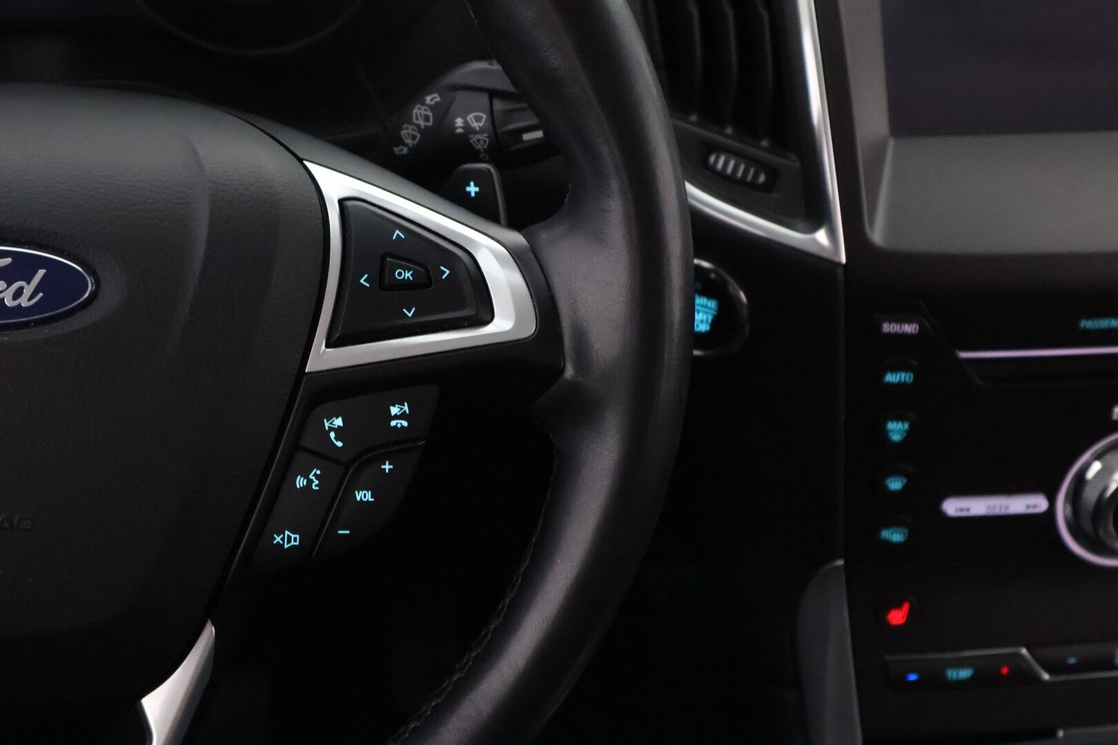 Ford S-Max 2019 2,0 TDCi EcoBlue 150hv A8 Titanium 5-ovinen 7-Paikkainen - Suomiauto / Webasto / Adapt.Vakkari / Peruutuskamera / Vetokoukku / Muistipenkki / Nahka-Alcantara / KeylessGo / Huippuvarusteet!