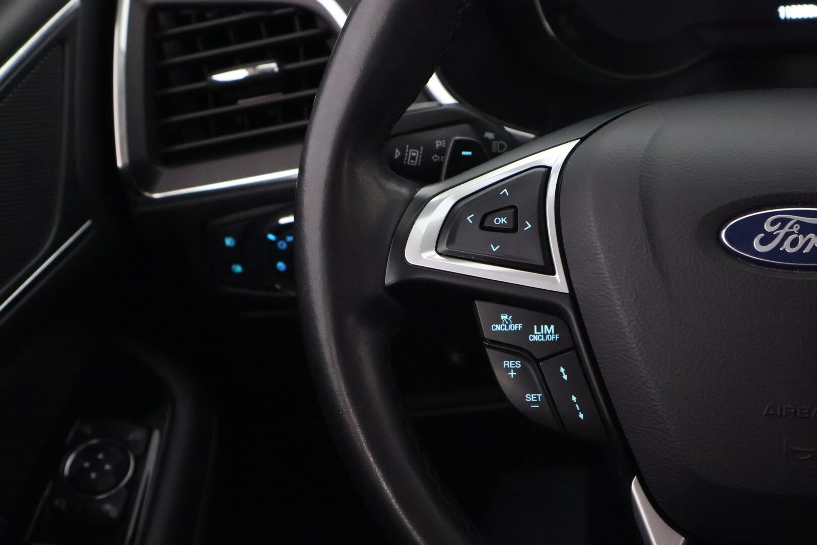 Ford S-Max 2019 2,0 TDCi EcoBlue 150hv A8 Titanium 5-ovinen 7-Paikkainen - Suomiauto / Webasto / Adapt.Vakkari / Peruutuskamera / Vetokoukku / Muistipenkki / Nahka-Alcantara / KeylessGo / Huippuvarusteet!