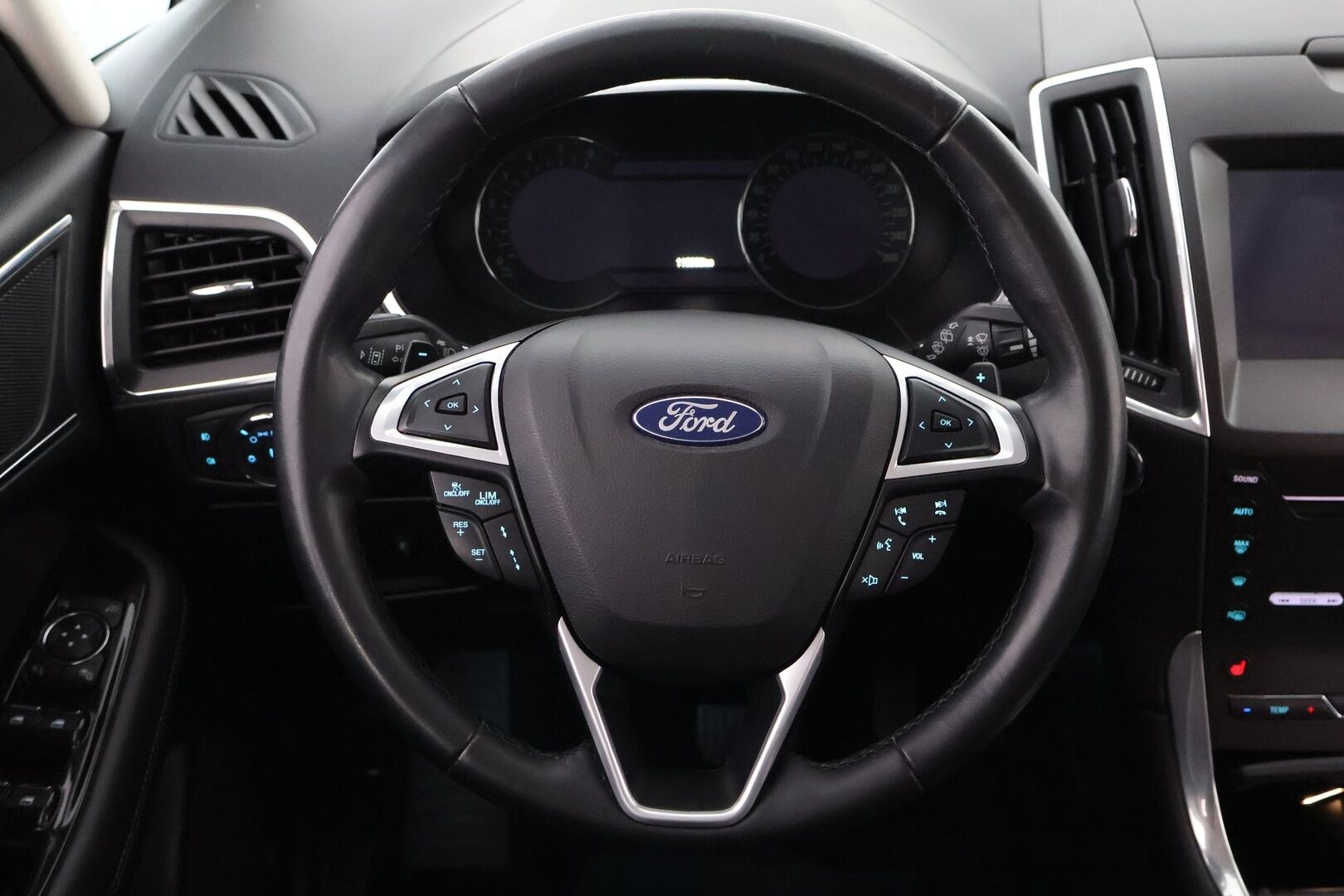 Ford S-Max 2019 2,0 TDCi EcoBlue 150hv A8 Titanium 5-ovinen 7-Paikkainen - Suomiauto / Webasto / Adapt.Vakkari / Peruutuskamera / Vetokoukku / Muistipenkki / Nahka-Alcantara / KeylessGo / Huippuvarusteet!