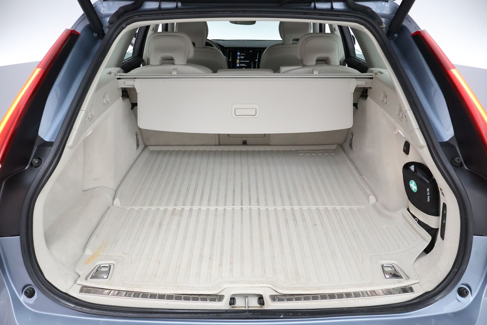 Volvo V90 2019 D4 Business Inscription aut - Suomi-auto | Webasto | ACC & Pilot assist | P.kamera | Muistipenkki | Vaalea nahkasisusta | Mussel Blue | Full LED | Sensus-navi - KORKO VAIN 3,99 %