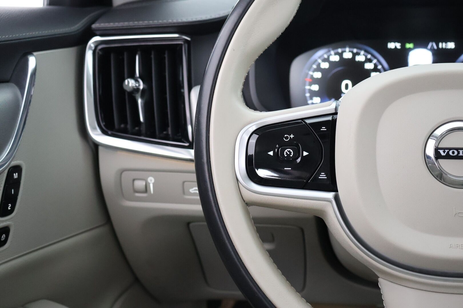 Volvo V90 2019 D4 Business Inscription aut - Suomi-auto | Webasto | ACC & Pilot assist | P.kamera | Muistipenkki | Vaalea nahkasisusta | Mussel Blue | Full LED | Sensus-navi - KORKO VAIN 3,99 %