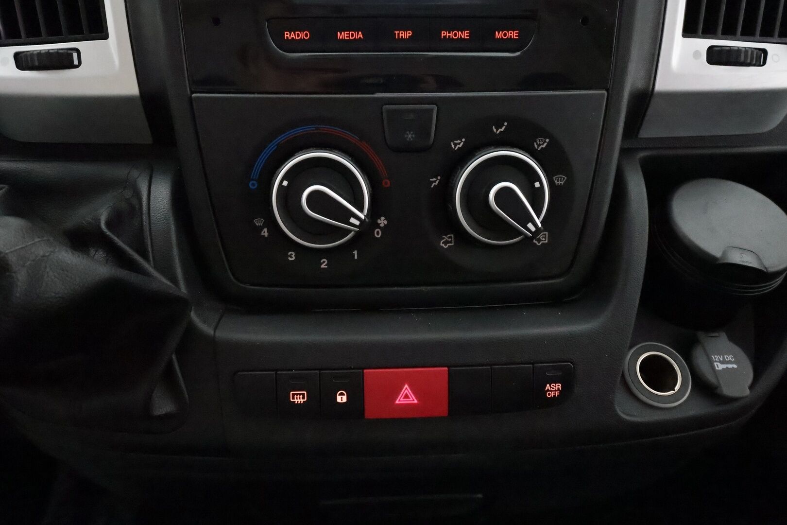 Citroen Jumper 2018 BlueHDi 110 35 L2H1 ** Webasto / Koukku / Vakkari / Bluetooth / VÄLISEINÄ / Ilmastointi ** - Suomi-auto / 2x Renkaat