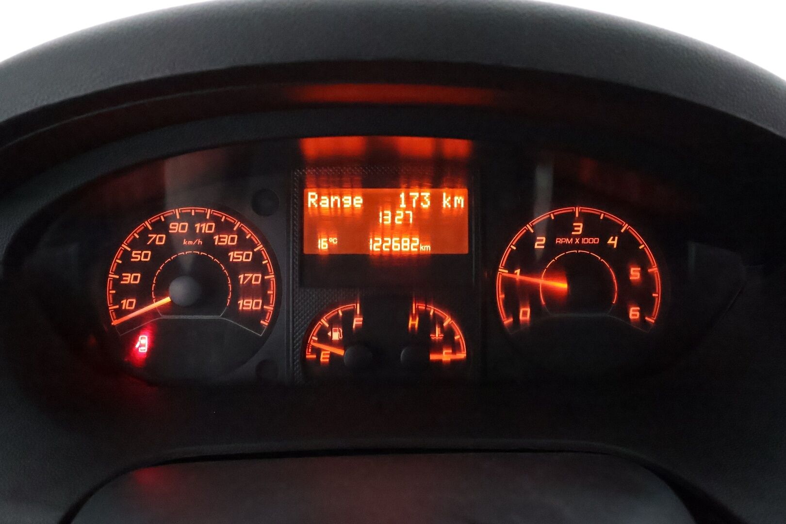 Citroen Jumper 2018 BlueHDi 110 35 L2H1 ** Webasto / Koukku / Vakkari / Bluetooth / VÄLISEINÄ / Ilmastointi ** - Suomi-auto / 2x Renkaat