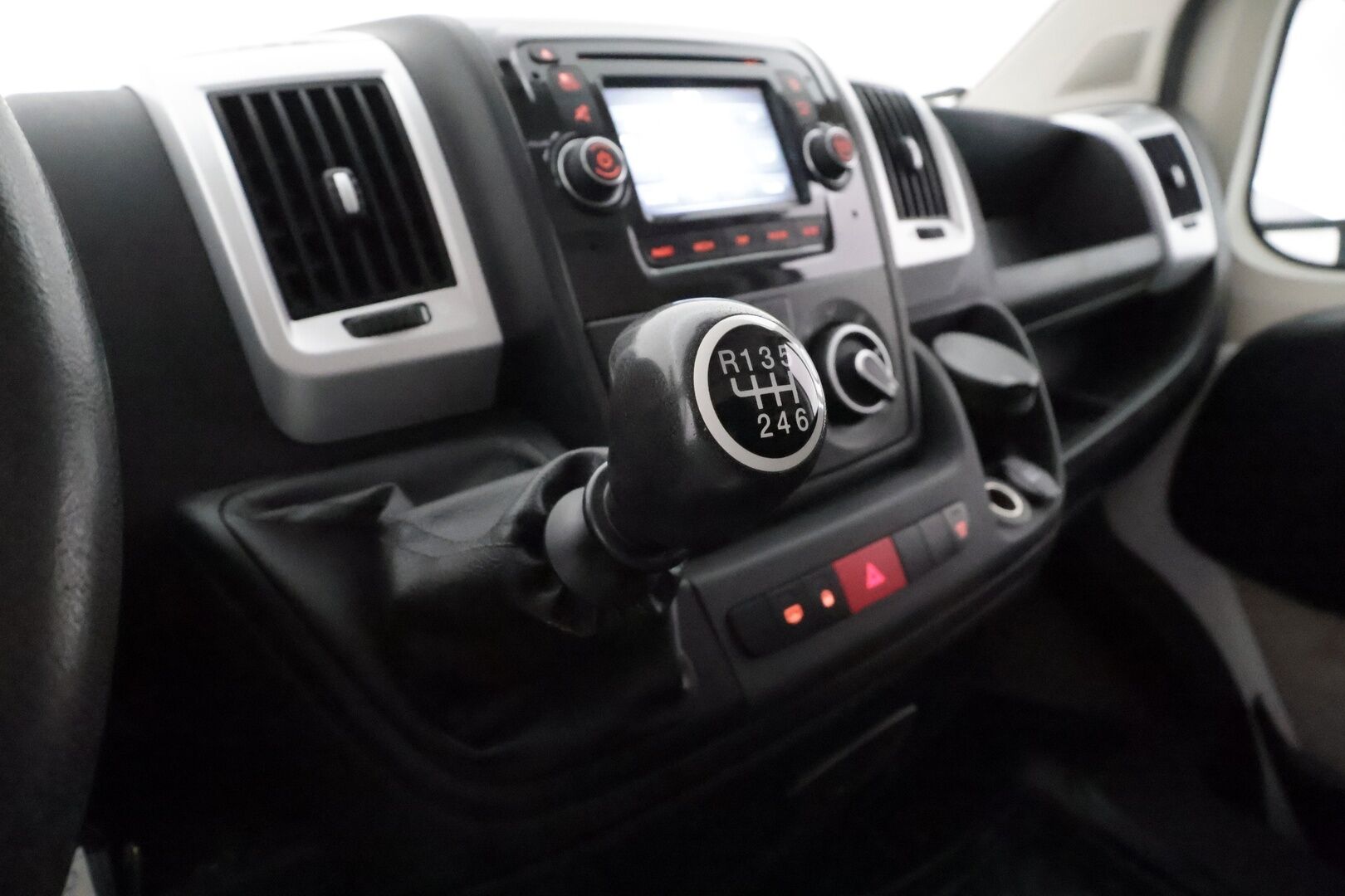 Citroen Jumper 2018 BlueHDi 110 35 L2H1 ** Webasto / Koukku / Vakkari / Bluetooth / VÄLISEINÄ / Ilmastointi ** - Suomi-auto / 2x Renkaat
