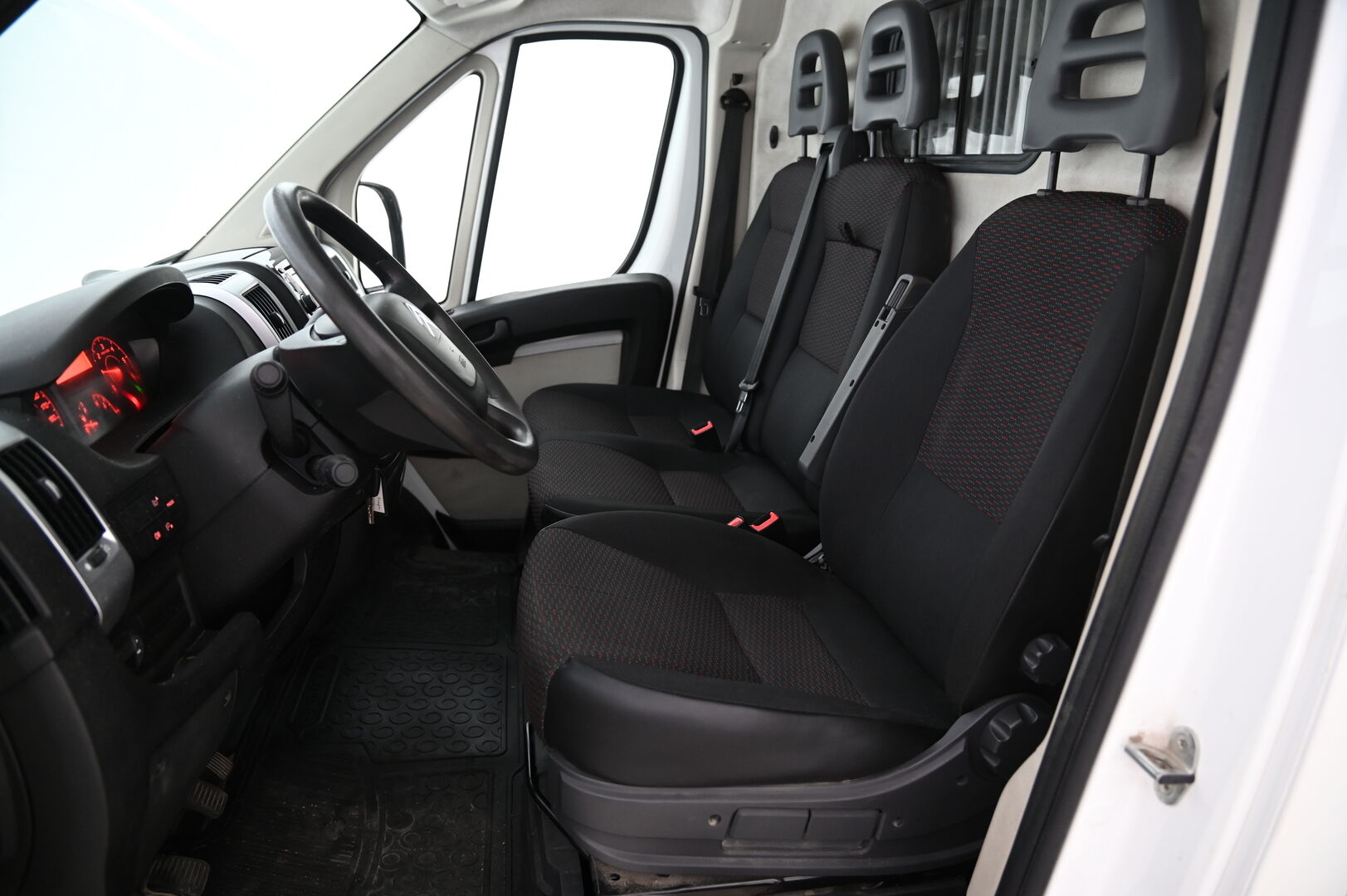 Citroen Jumper 2018 BlueHDi 110 35 L2H1 ** Webasto / Koukku / Vakkari / Bluetooth / VÄLISEINÄ / Ilmastointi ** - Suomi-auto / 2x Renkaat