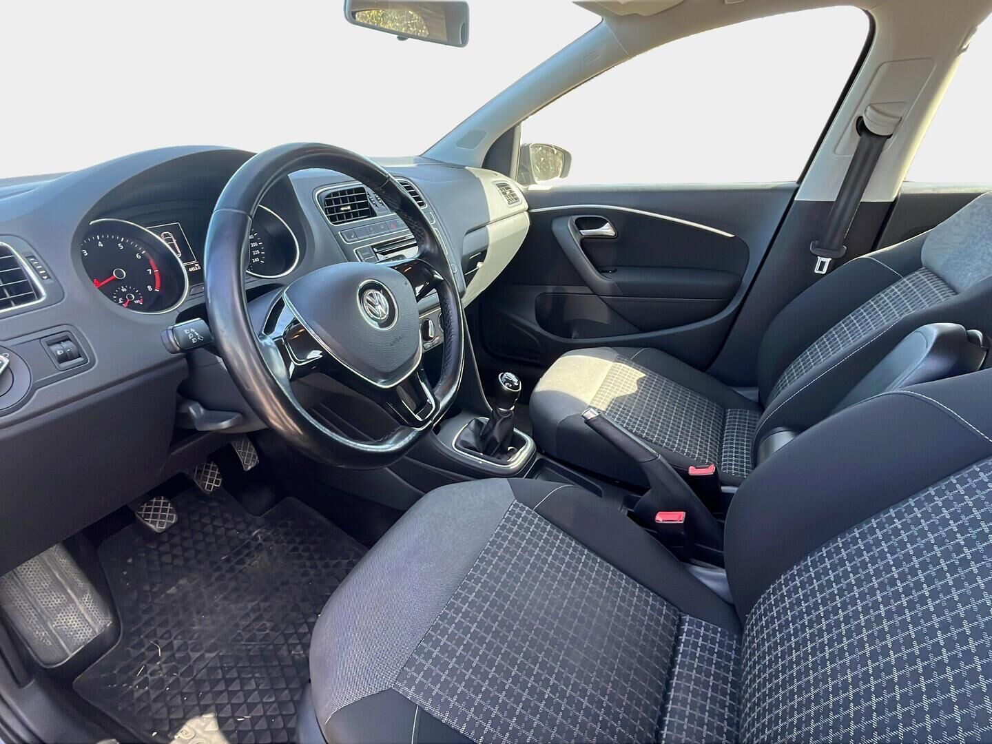 Volkswagen Polo 2016 Comfortline 1,2 TSI 66 kW (90 hv) BlueMotion Technology 4-ovinen - Ilmastointi / Penkinlämmittimet / - HULLUT AVAJAISHULINAT KORKOTARJOUS 3,29 %