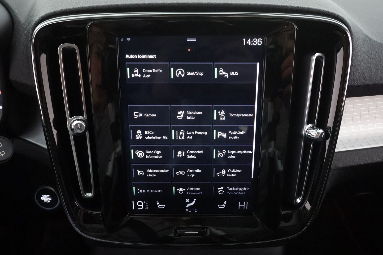 Volvo XC40 2019 D4 AWD Momentum aut * ACC / Full-LED / Koukku / P.kamera / Keyless * - Suomi-auto / Kahdet renkaat