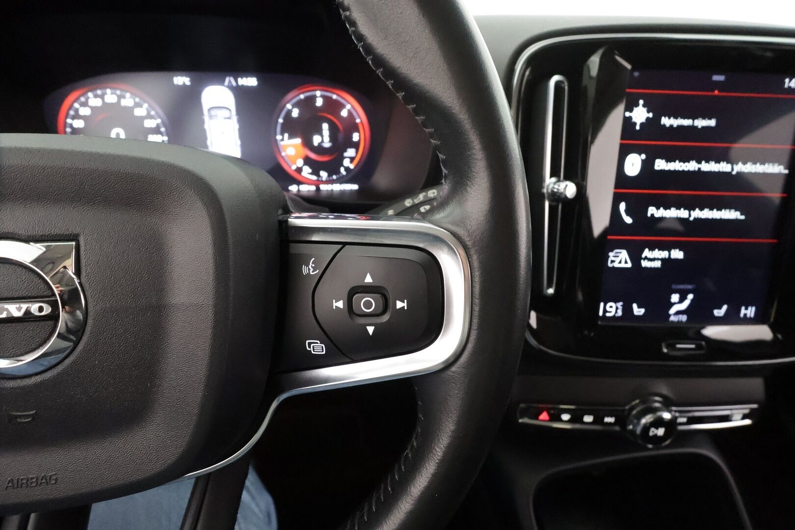 Volvo XC40 2019 D4 AWD Momentum aut * Webasto / Adapt.Vakkari / Vetokoukku / Full LED / Peruutuskamera / KeyLess / Ratinlämmitys - Suomiauto / Jakopää tehty / Merkkihuollettu! - HULLUT AVAJAISHULINAT KORKOTARJOUS 3,29 %