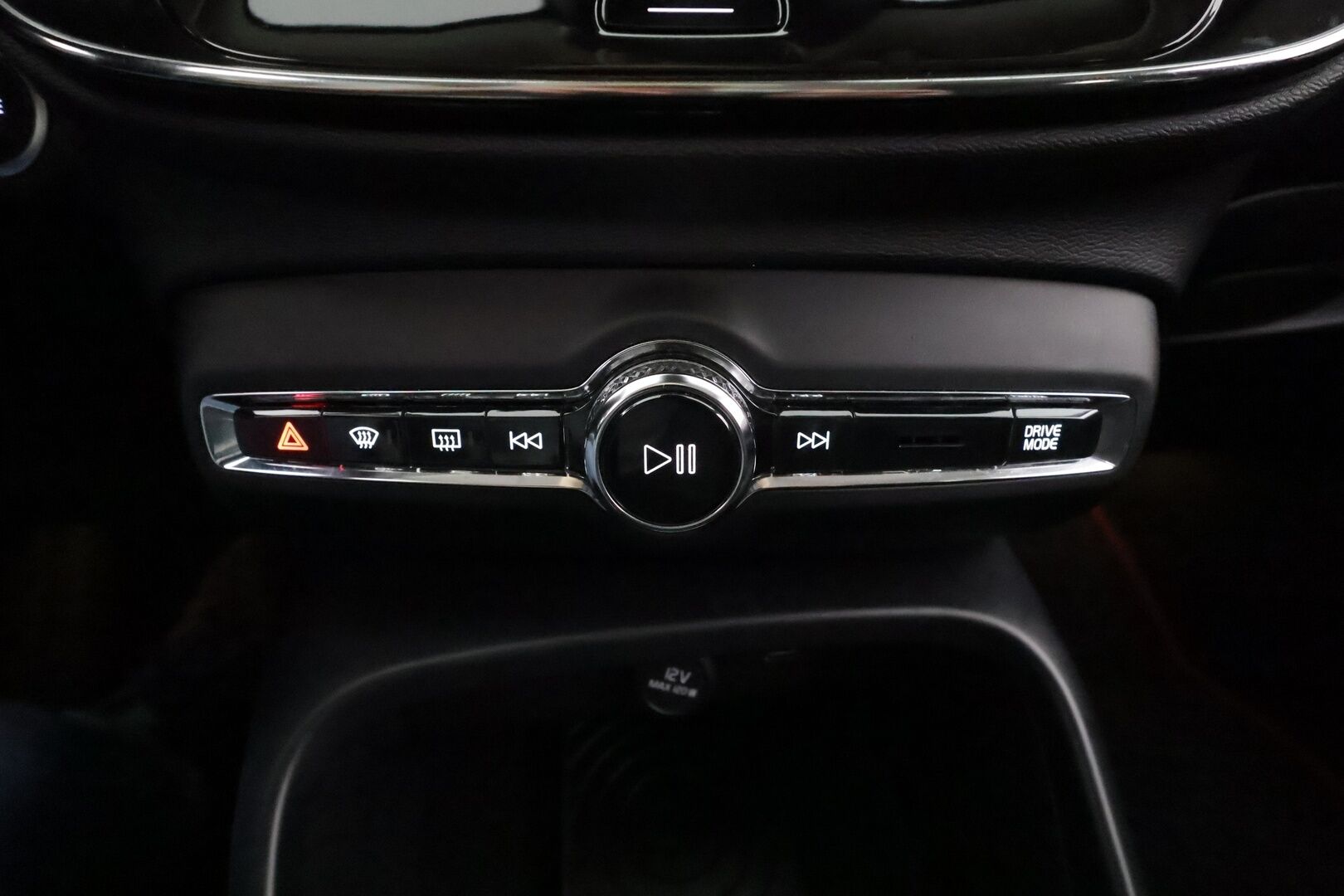 Volvo XC40 2019 D4 AWD Momentum aut * ACC / Full-LED / Koukku / P.kamera / Keyless * - Suomi-auto / Kahdet renkaat