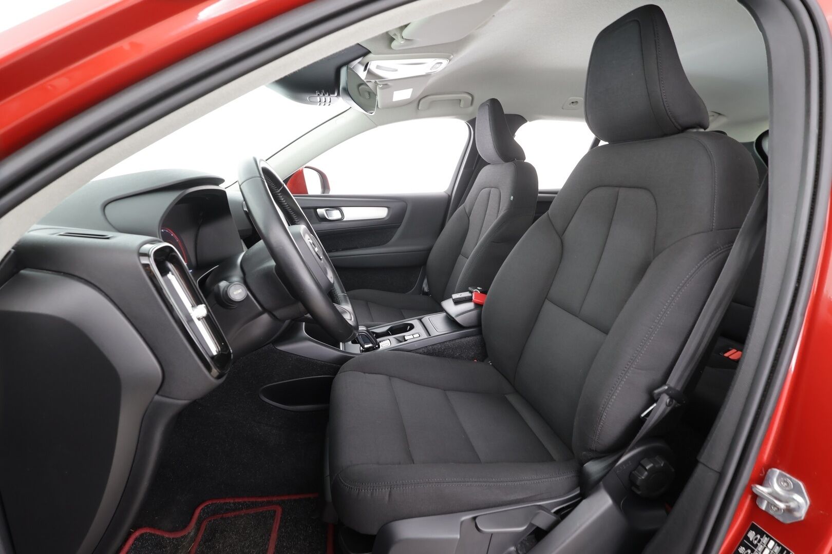 Volvo XC40 2019 D4 AWD Momentum aut * ACC / Full-LED / Koukku / P.kamera / Keyless * - Suomi-auto / Kahdet renkaat