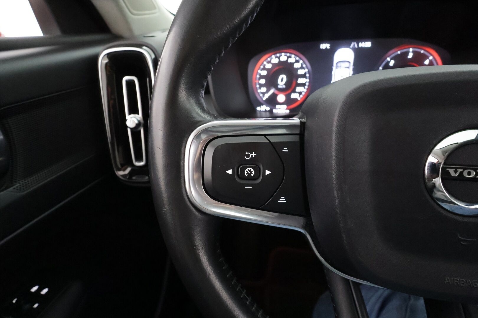 Volvo XC40 2019 D4 AWD Momentum aut * ACC / Full-LED / Koukku / P.kamera / Keyless * - Suomi-auto / Kahdet renkaat