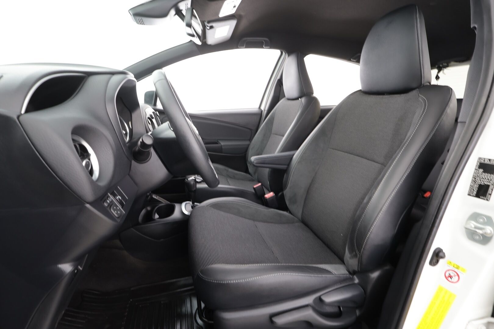 Toyota Yaris 2019 1,5 Hybrid Premium * Sisätilanlämmitin / P.Kamera / Kaistavahti / Navi / Vakkari / Bluetooth / Keyless * - Suomi-auto / Kahdet renkaat / Merkkihuollot - HULLUT JOULUT KORKOTARJOUS 2,49% 