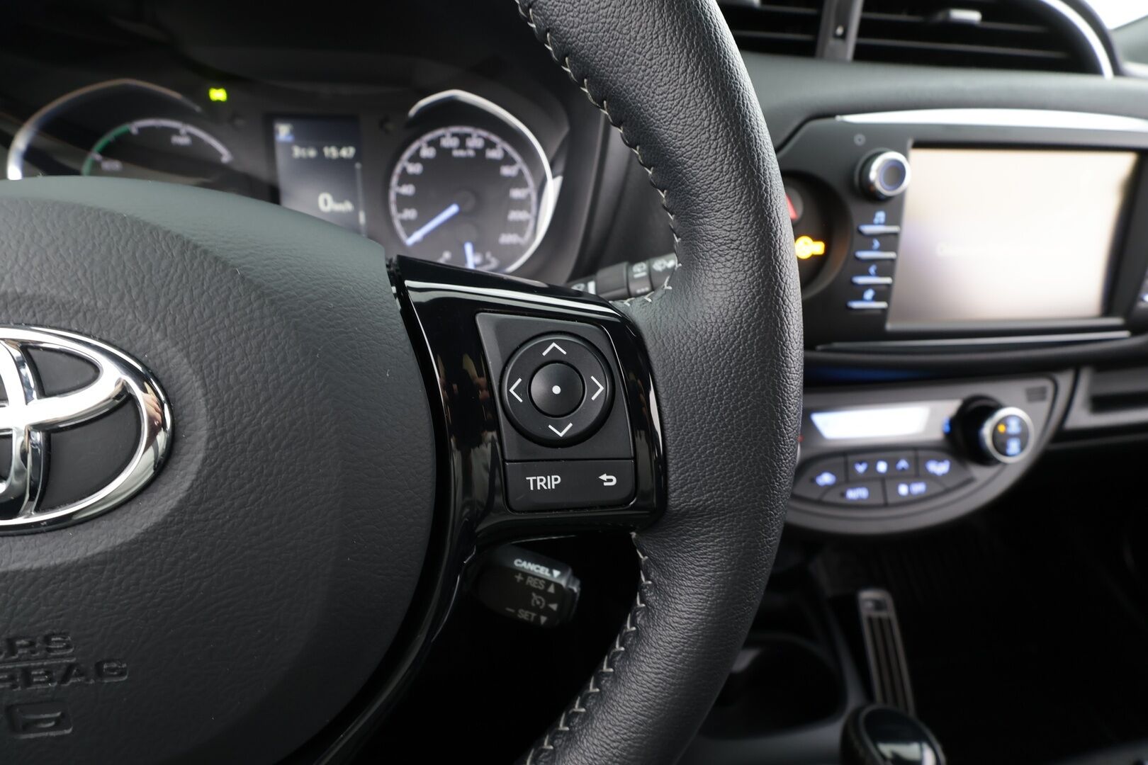 Toyota Yaris 2019 1,5 Hybrid Premium * Sisätilanlämmitin / P.Kamera / Kaistavahti / Navi / Vakkari / Bluetooth / Keyless * - Suomi-auto / Kahdet renkaat / Merkkihuollot - HULLUT JOULUT KORKOTARJOUS 2,49% 