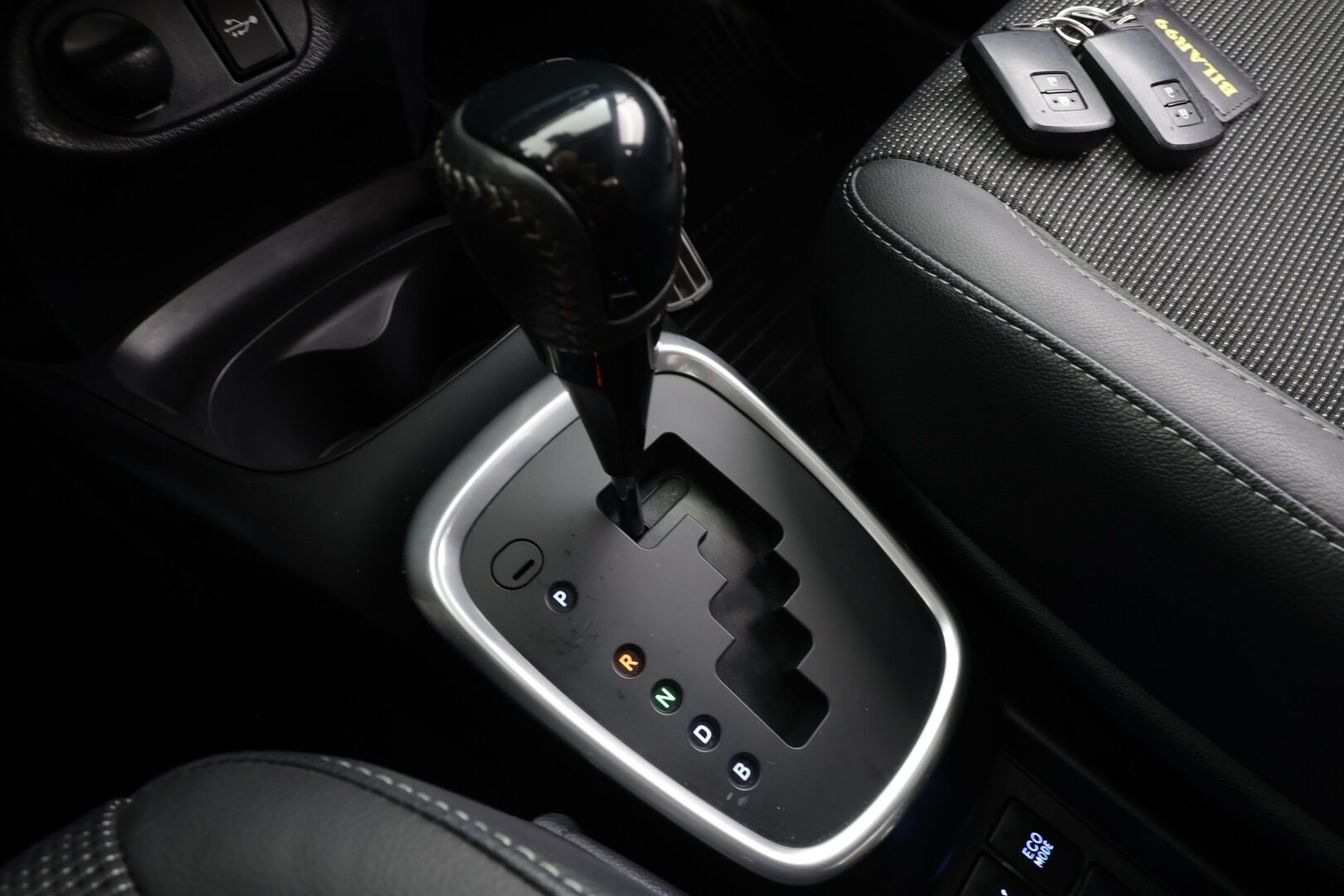 Toyota Yaris 2019 1,5 Hybrid Premium * Sisätilanlämmitin / P.Kamera / Kaistavahti / Navi / Vakkari / Bluetooth / Keyless * - Suomi-auto / Kahdet renkaat / Merkkihuollot - HULLUT JOULUT KORKOTARJOUS 2,49% 