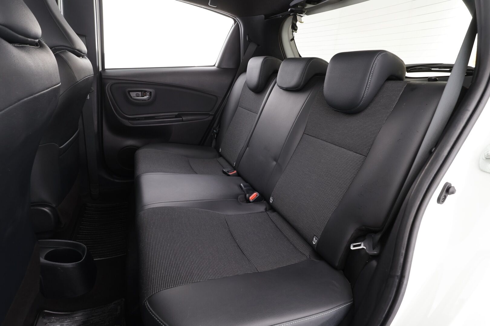 Toyota Yaris 2019 1,5 Hybrid Premium * Sisätilanlämmitin / P.Kamera / Kaistavahti / Navi / Vakkari / Bluetooth / Keyless * - Suomi-auto / Kahdet renkaat / Merkkihuollot - HULLUT JOULUT KORKOTARJOUS 2,49% 