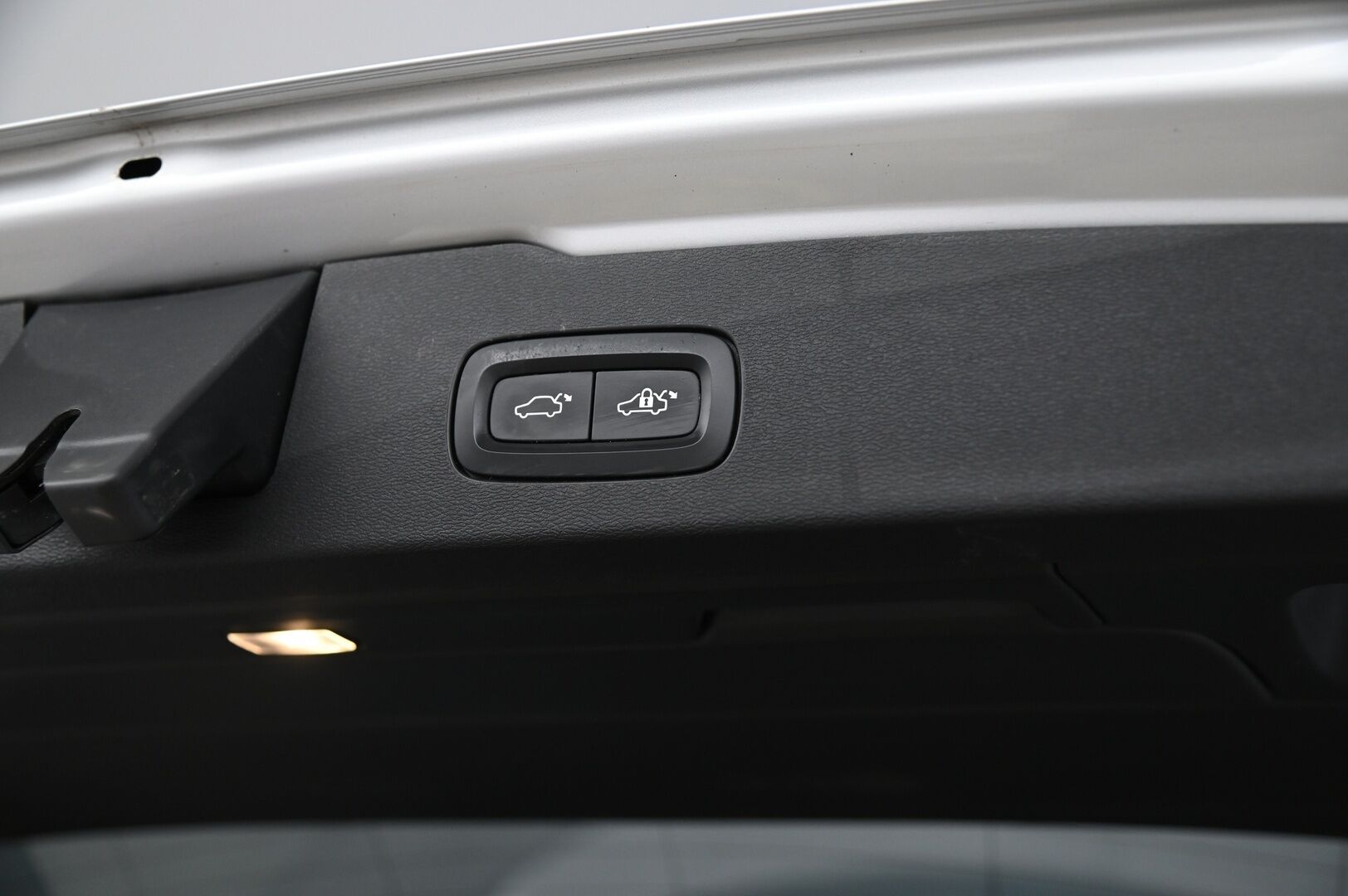 Volvo V60 2019 D4 Momentum aut *VOC / Webasto / Kessy / Lämpölasi / Lämpöratti / Navi* - *Suomiauto / Juuri katsastettu / Etu- ja takapenkinlämmitys / 2x renkaat aluilla - HULLU BLACKWEEK KORKOTARJOUS 2,49%