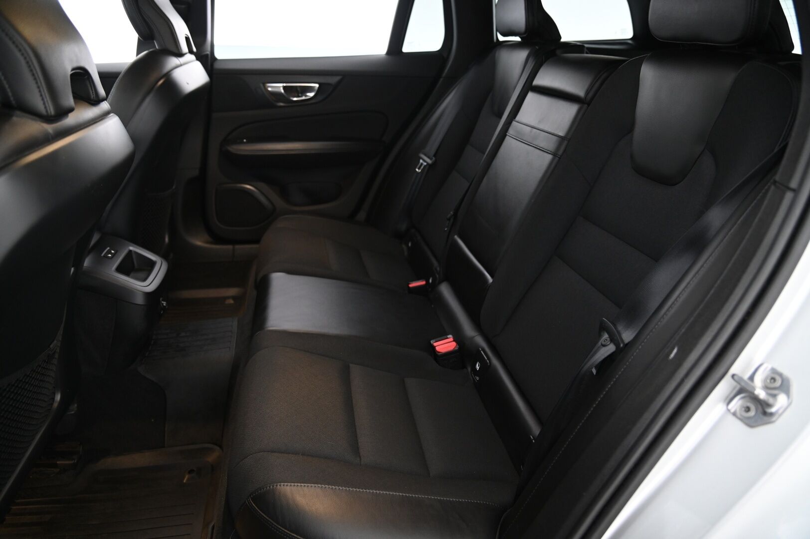 Volvo V60 2019 D4 Momentum aut *VOC / Webasto / Kessy / Lämpölasi / Lämpöratti / Navi* - *Suomiauto / Juuri katsastettu / Etu- ja takapenkinlämmitys / 2x renkaat aluilla - HULLU BLACKWEEK KORKOTARJOUS 2,49%