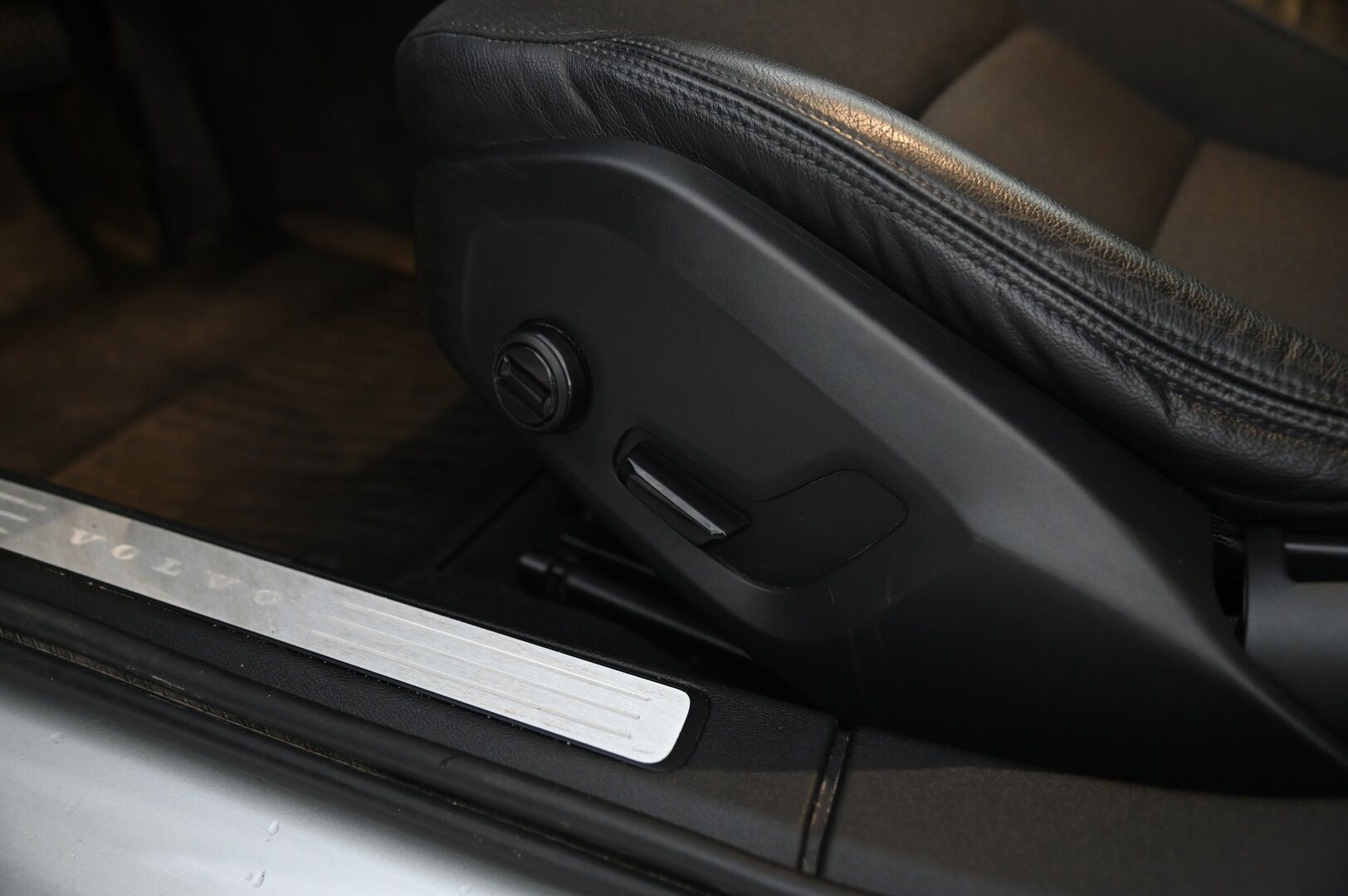 Volvo V60 2019 D4 Momentum aut *VOC / Webasto / Kessy / Lämpölasi / Lämpöratti / Navi* - *Suomiauto / Juuri katsastettu / Etu- ja takapenkinlämmitys / 2x renkaat aluilla - HULLU BLACKWEEK KORKOTARJOUS 2,49%