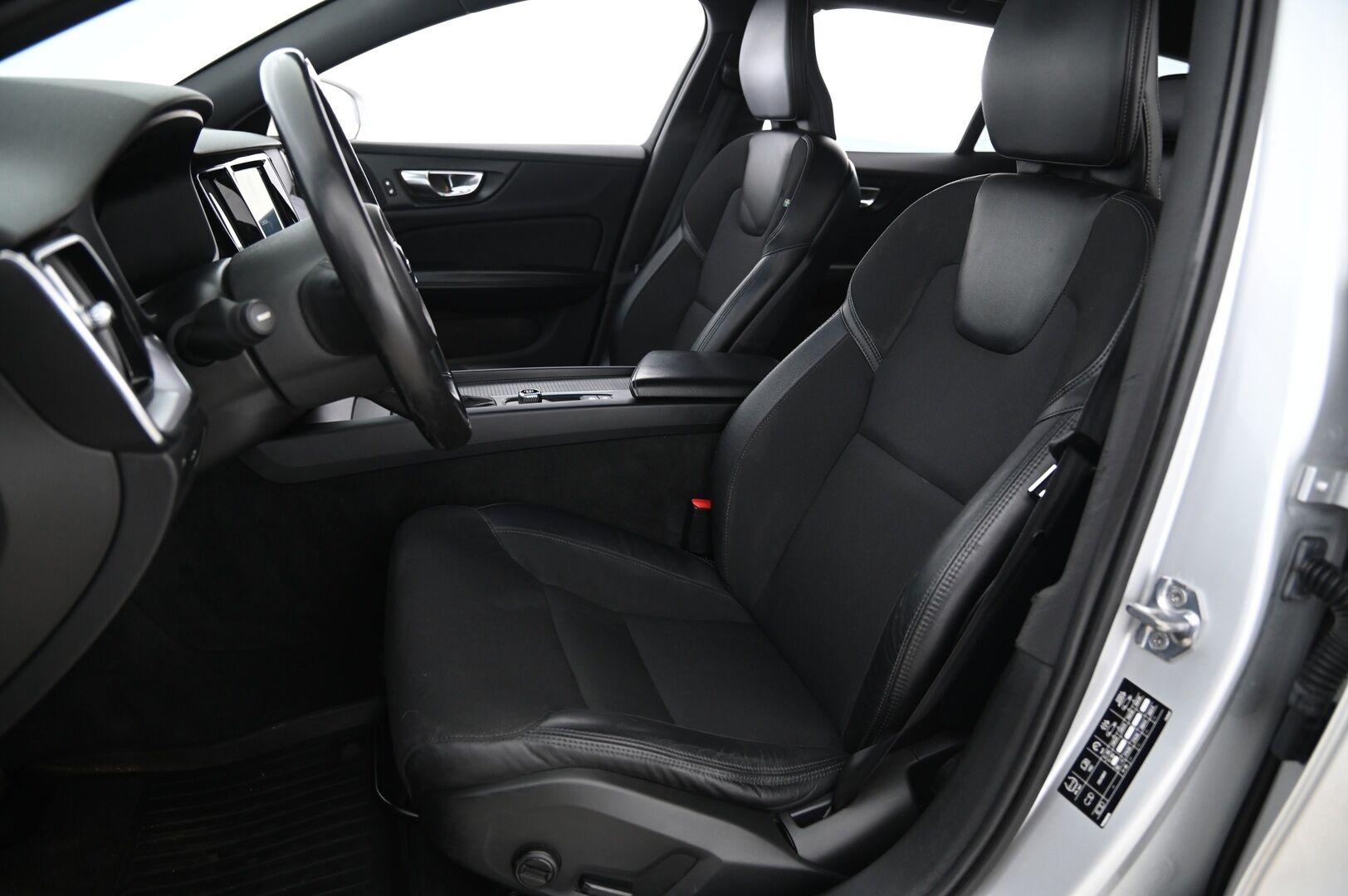 Volvo V60 2019 D4 Momentum aut *VOC / Webasto / Kessy / Lämpölasi / Lämpöratti / Navi* - *Suomiauto / Juuri katsastettu / Etu- ja takapenkinlämmitys / 2x renkaat aluilla - HULLU BLACKWEEK KORKOTARJOUS 2,49%