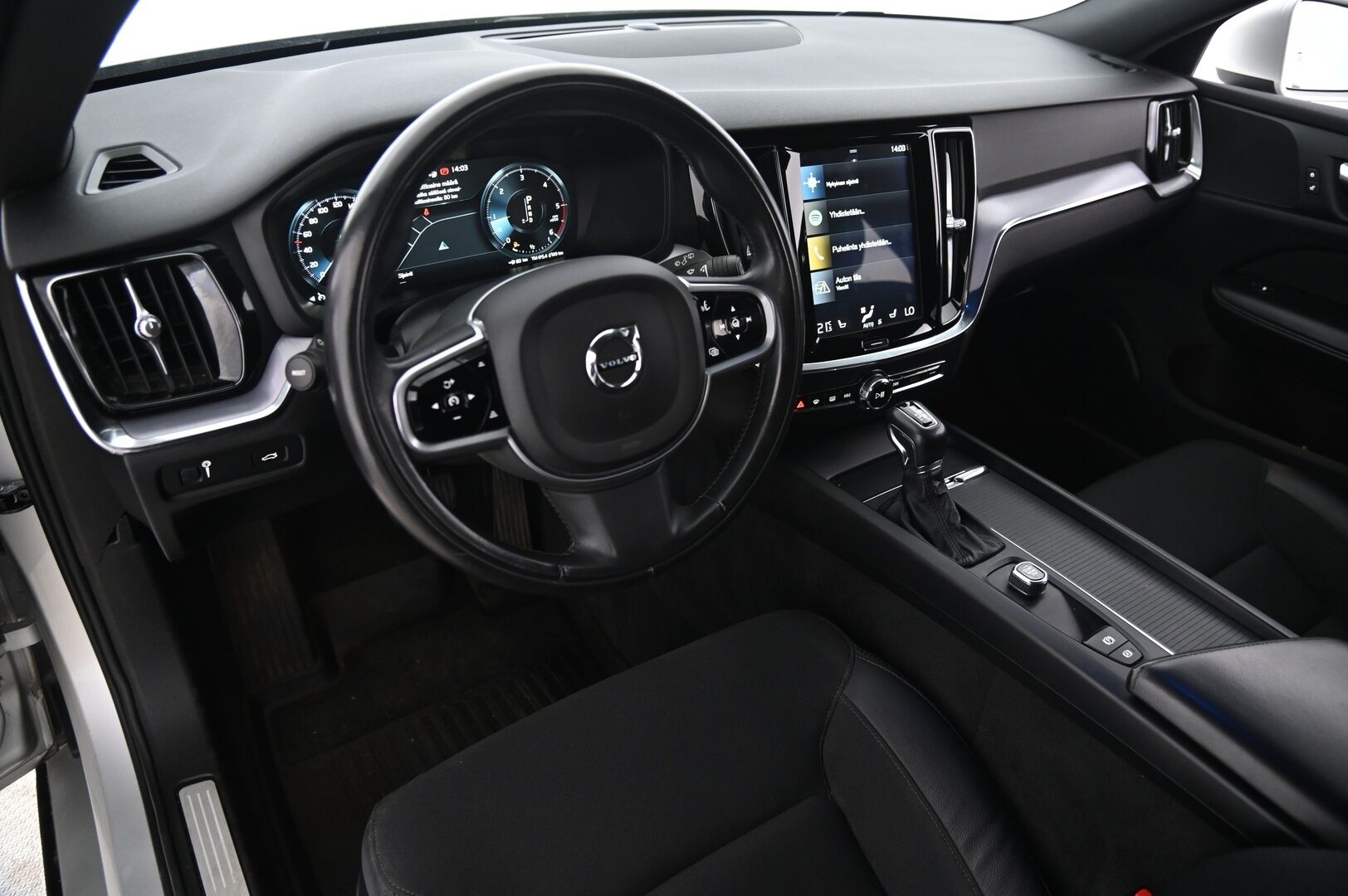 Volvo V60 2019 D4 Momentum aut *VOC / Webasto / Kessy / Lämpölasi / Lämpöratti / Navi* - *Suomiauto / Juuri katsastettu / Etu- ja takapenkinlämmitys / 2x renkaat aluilla - HULLU BLACKWEEK KORKOTARJOUS 2,49%