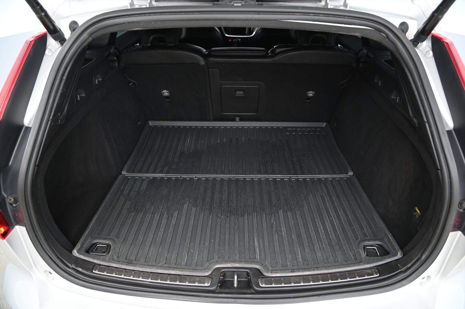 Volvo V60 2019 D4 Momentum aut *VOC / Webasto / Kessy / Lämpölasi / Lämpöratti / Navi* - *Suomiauto / Juuri katsastettu / Etu- ja takapenkinlämmitys / 2x renkaat aluilla - HULLU BLACKWEEK KORKOTARJOUS 2,49%