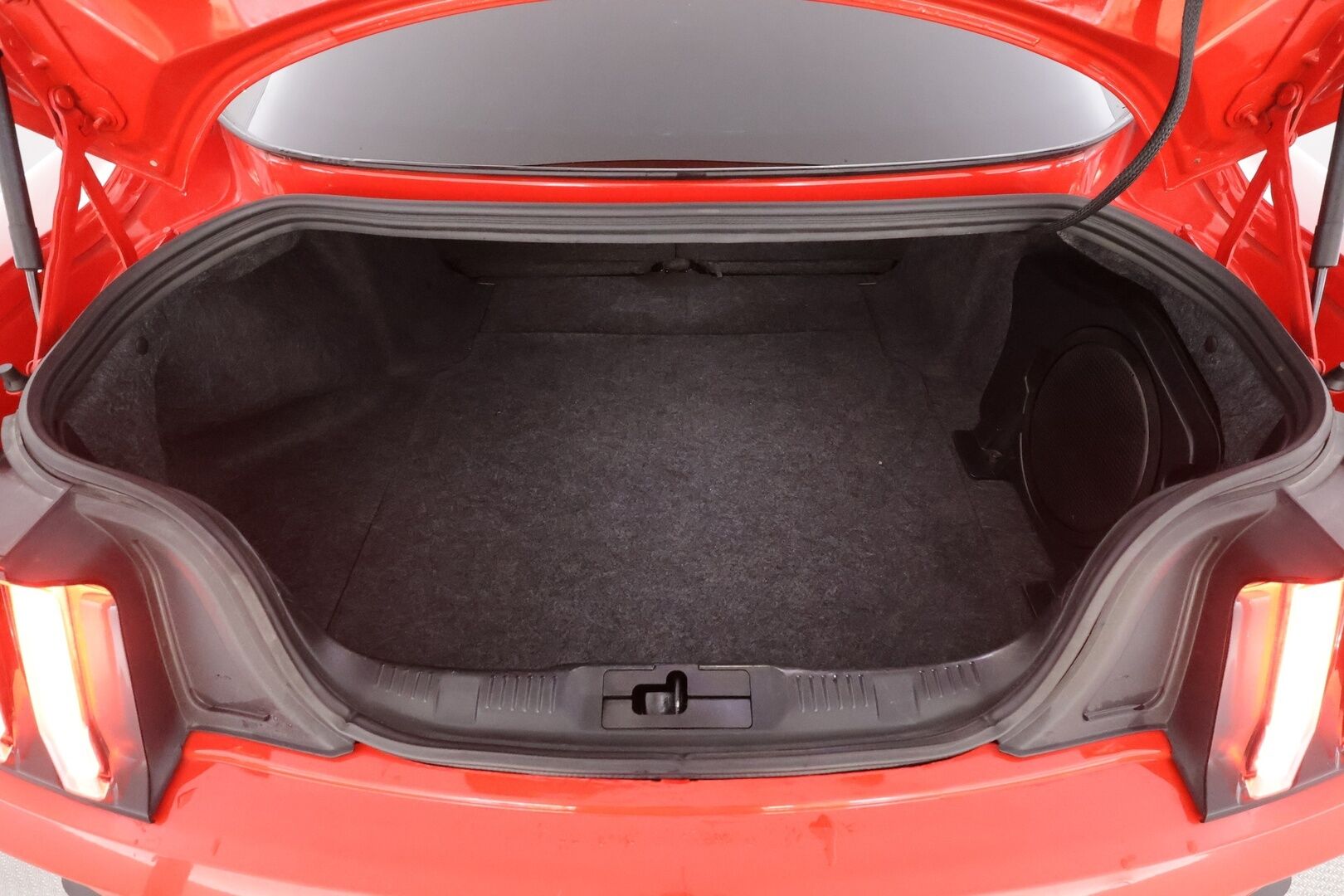 Ford Mustang 2019 2,3 EcoBoost 290hv A10 Fastback - | ACC | B&O | Kaistavahti | Lohko+Sisä | Ilmastoidut nahat | P.Kamera | Navi | LED | Keyless | Digimittari | Suomi-auto | Kahdet renkaat aluvanteilla |